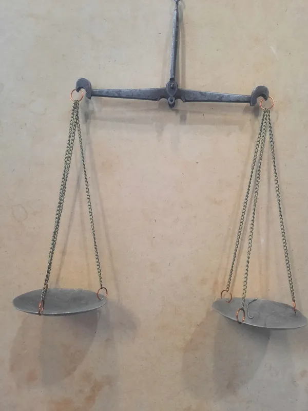 ترازو فولادی کوچک قاجاری زرگری توضیحات در پایین
