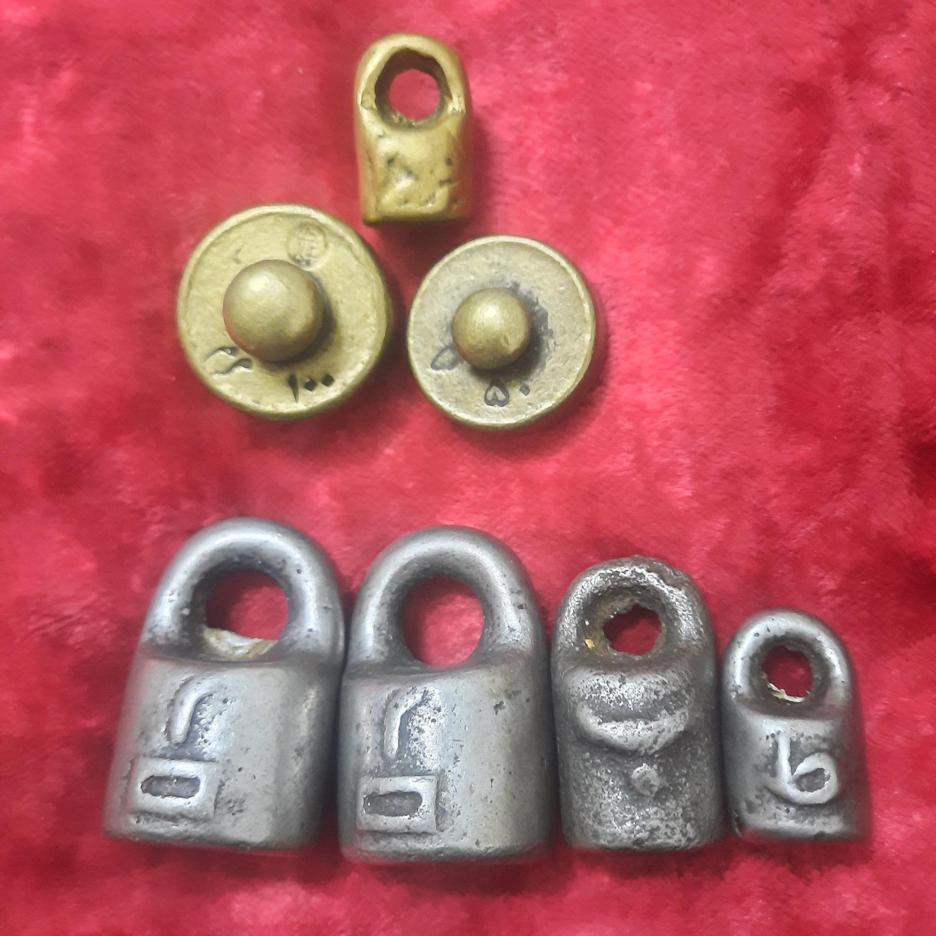 وزنه های قدیمی تاریخ دار توضیحات در پایین صفحه