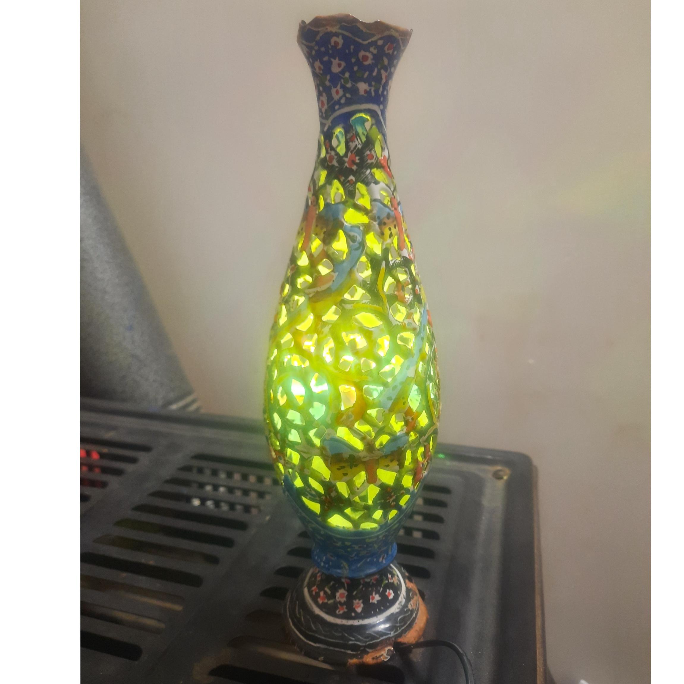 چراغ خواب میناکاری، ابعاد در پایین صفحه