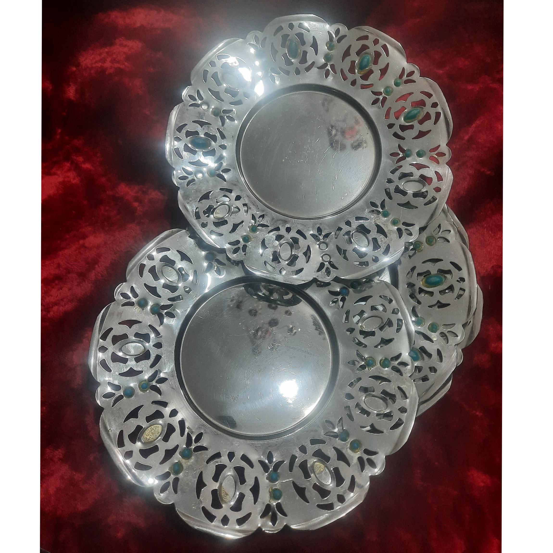 پیشدستی برنجی قدیمی، ابعاد در پایین صفحه