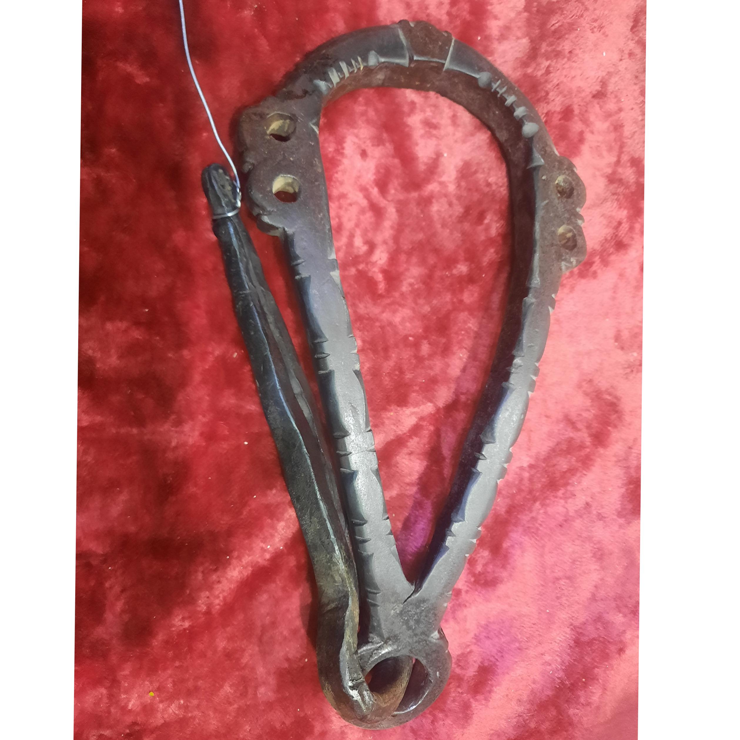 دربکوب فولادی قاجاری، ابعاد در پایین صفحه