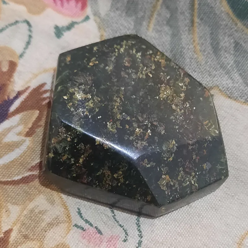 یشم شجر تراش دست با قدمت قاجاری توضیحات در پایین