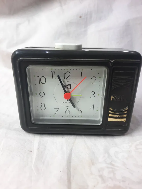 ساعت لب طاقی سالم توضیحات در پایین صفحه