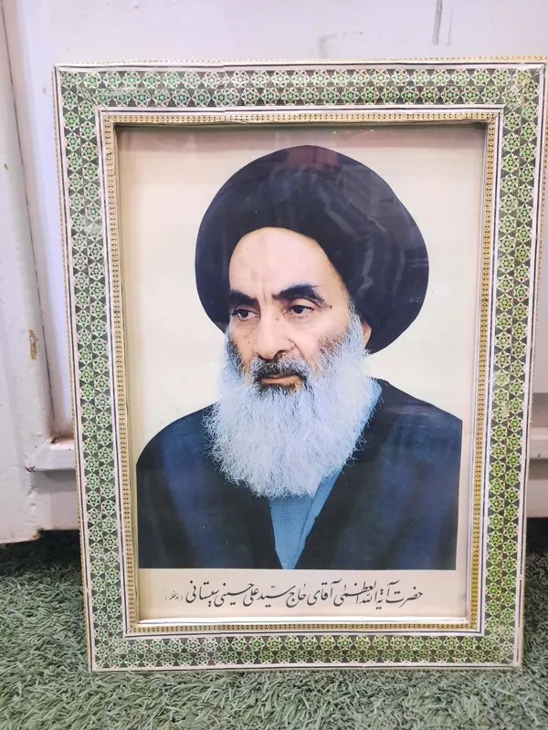 تابلو قدیمی آیت الله سیستانی ابعاد در پایین صفحه
