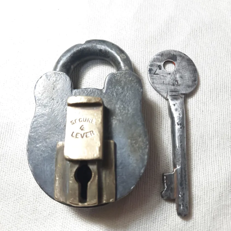 قفل قدیمی خارجی ، توضیحات دارد