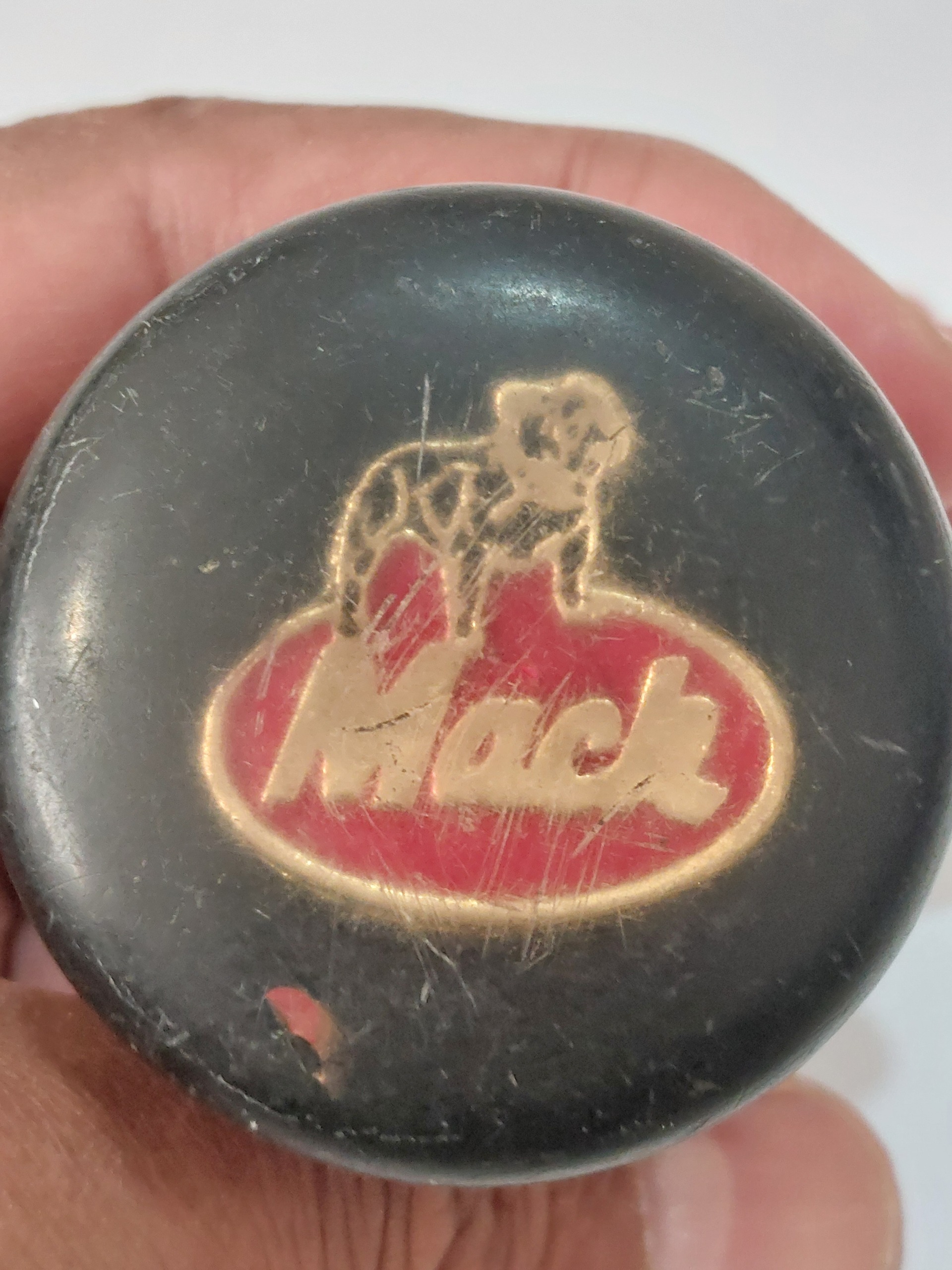 سردنده قدیمی کامیون های ماک MACK