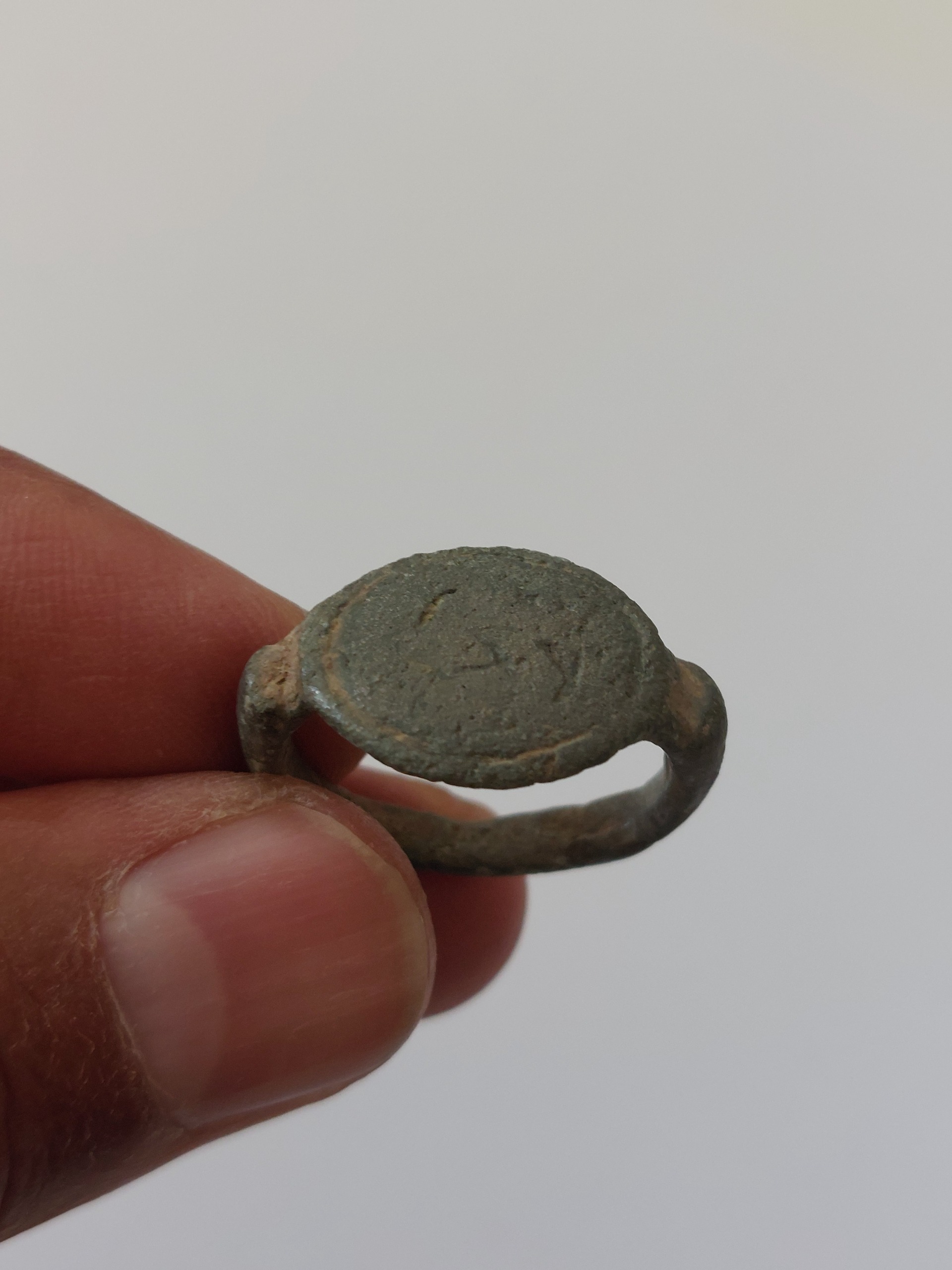 انگشتر قدیمی با نشان