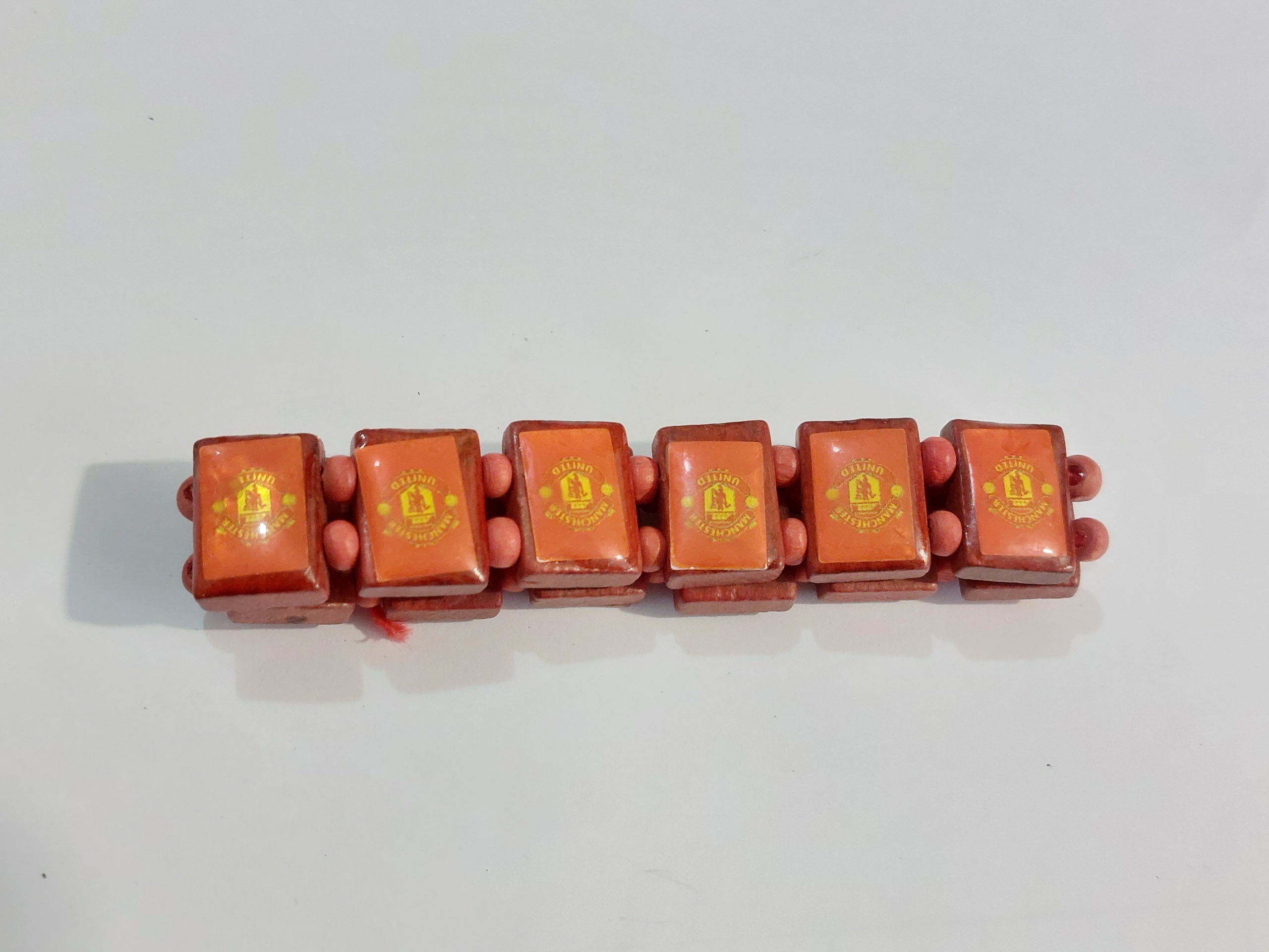 دستبند چوبی با نشان باشگاه منچستر یونایتد