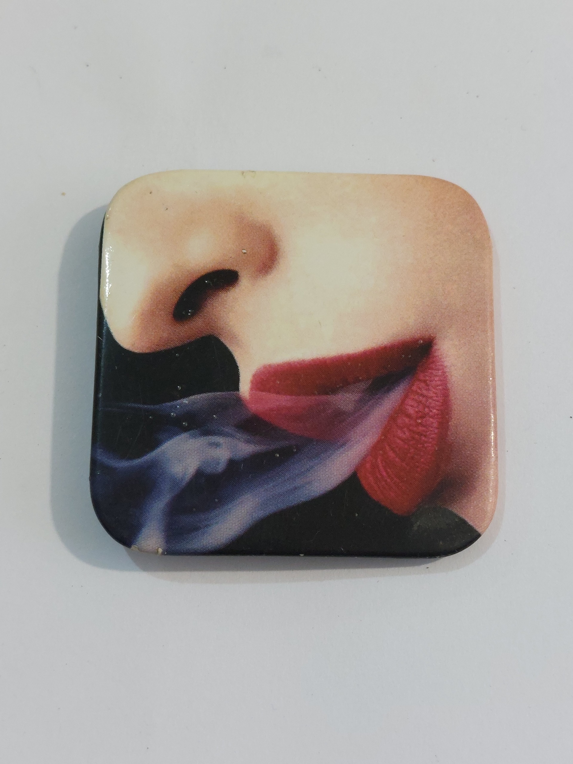 سنجاق سینه با طرح خاص