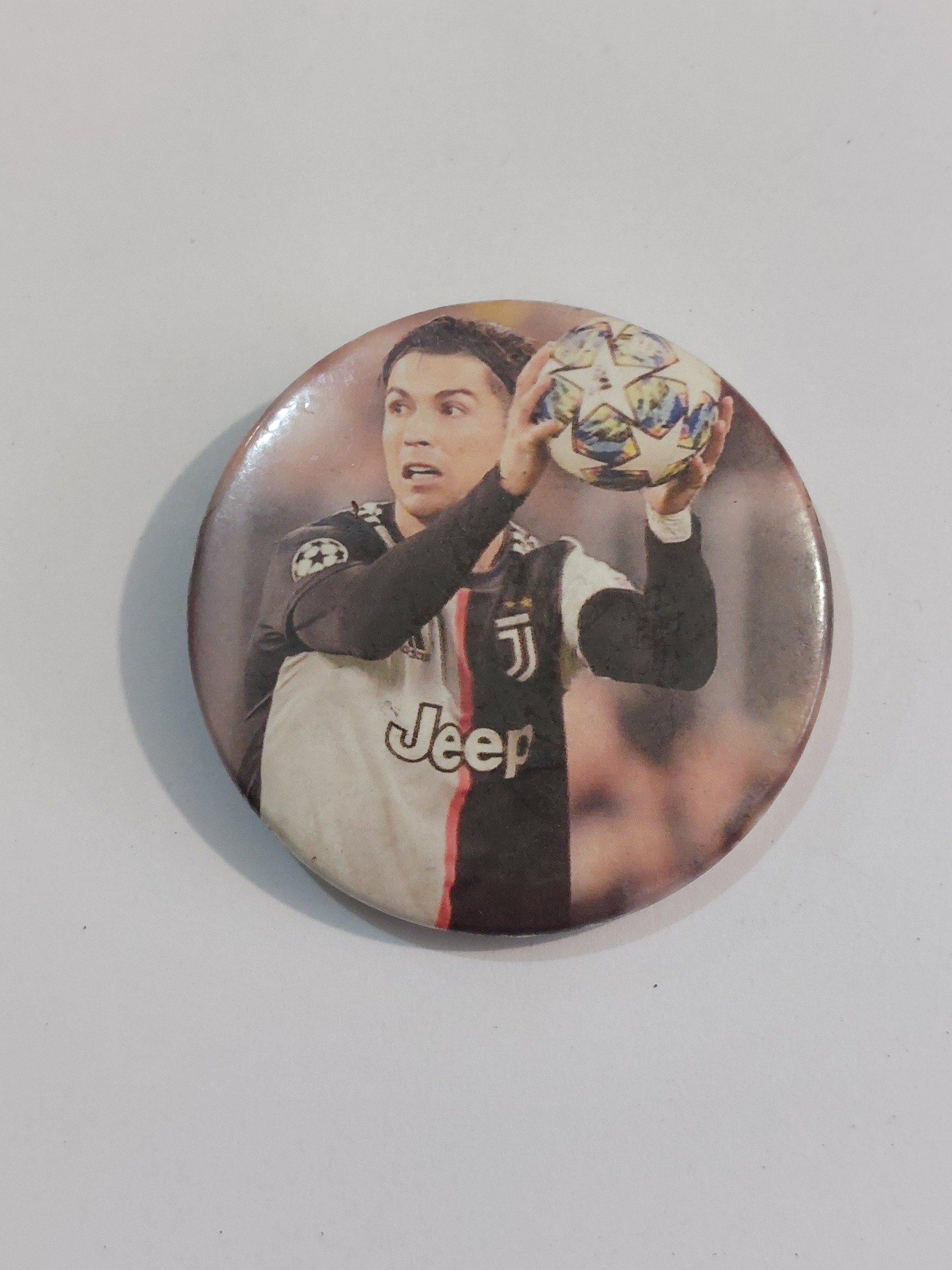 سنجاق سینه با طرح رونالدو