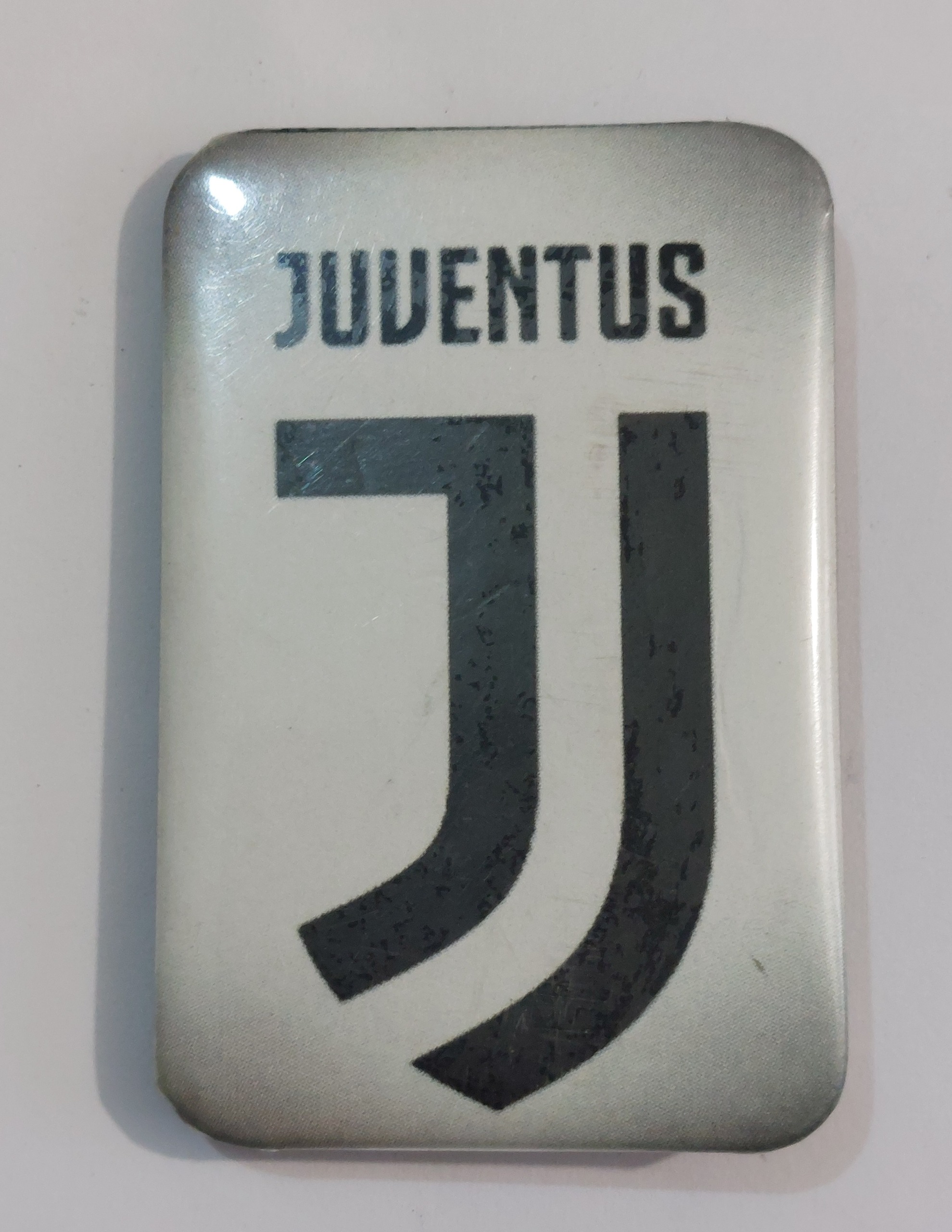 سنجاق سینه با طرح لوگوی تیم یوونتوس