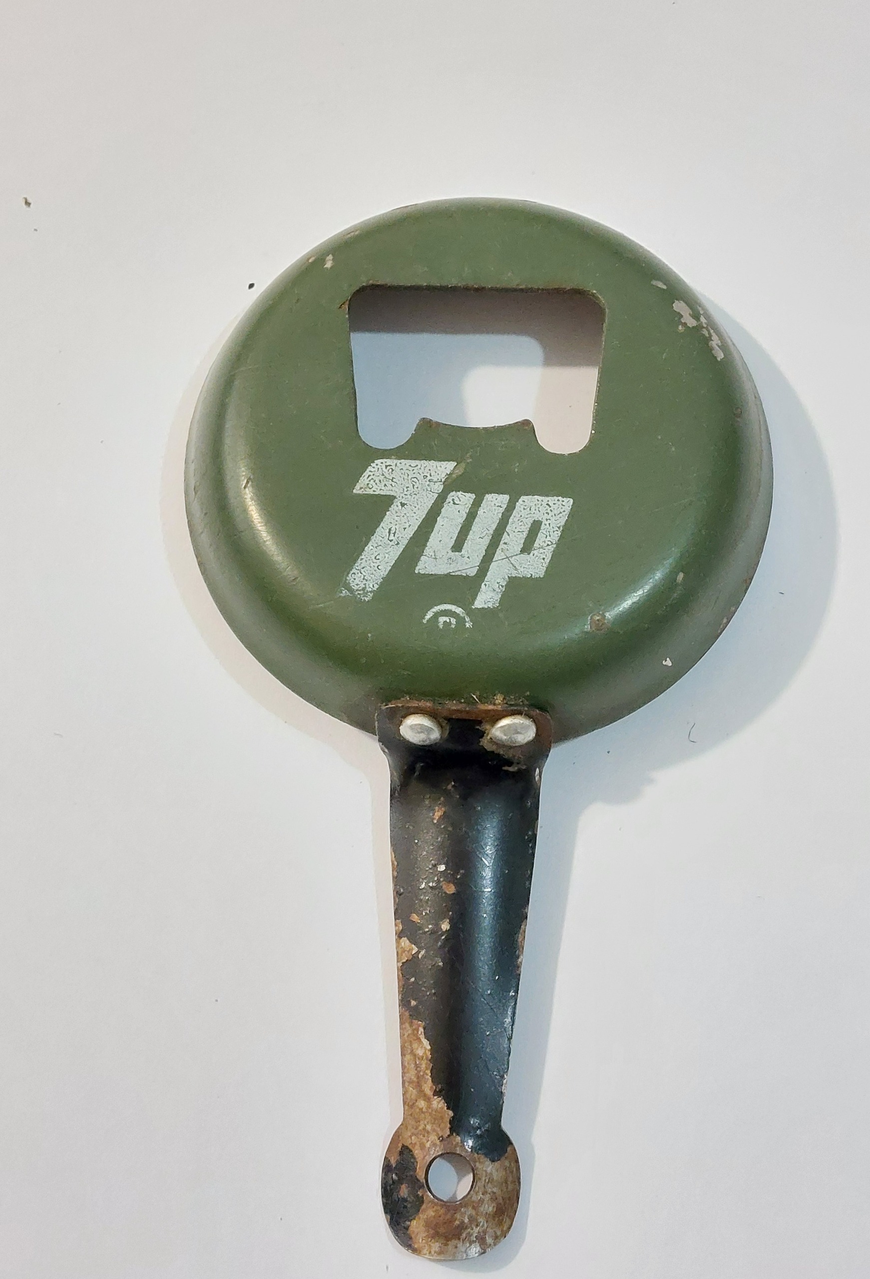 دربازکن قدیمی سون آپ 7up بشکل ماهیتابه