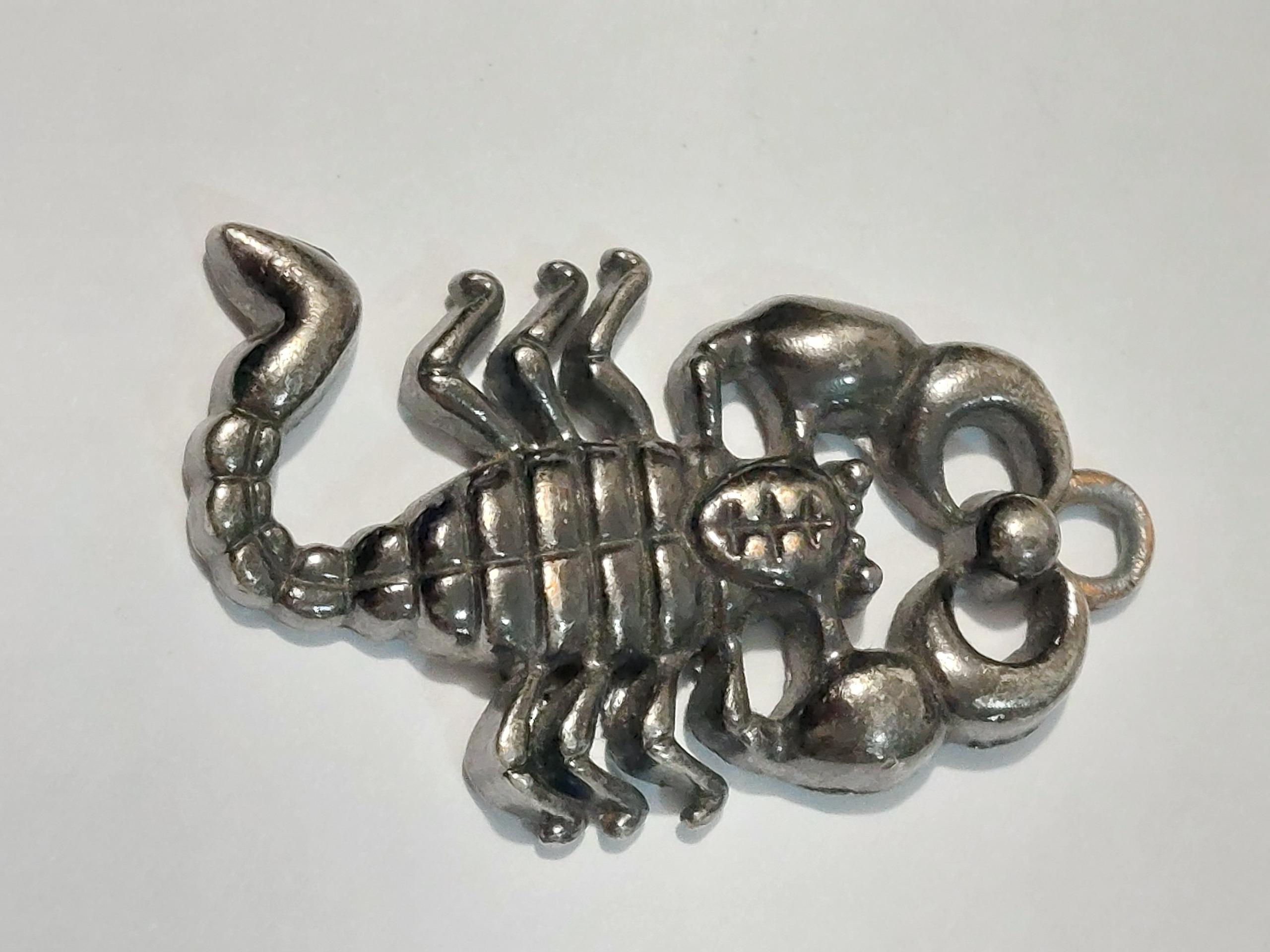 آویز گردنبند بشکل عقرب