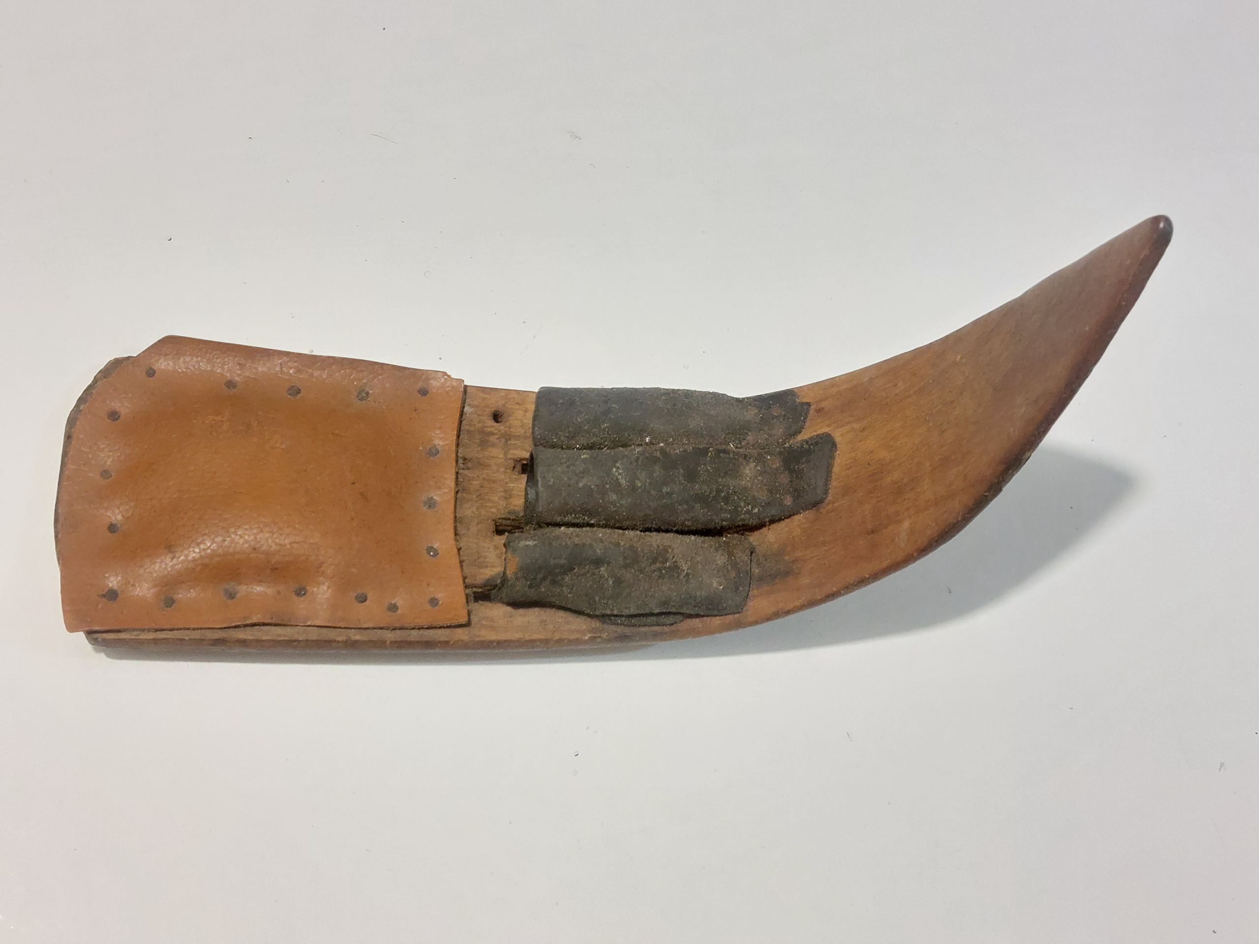 ابزار کشاورزی قدیمی از چوب و چرم