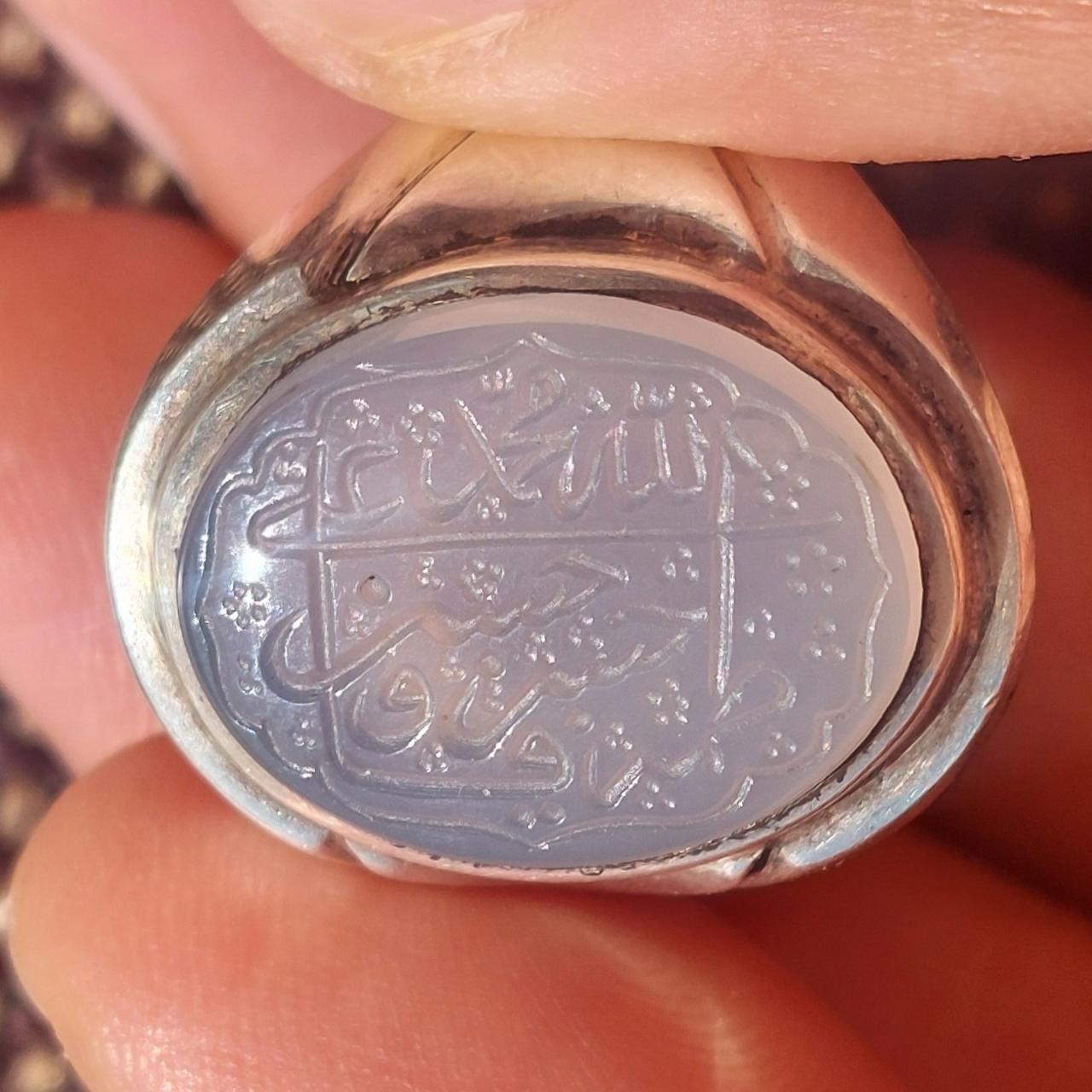 انگشتر نقره با نگین عقیق خطی با ذکر پنج تن