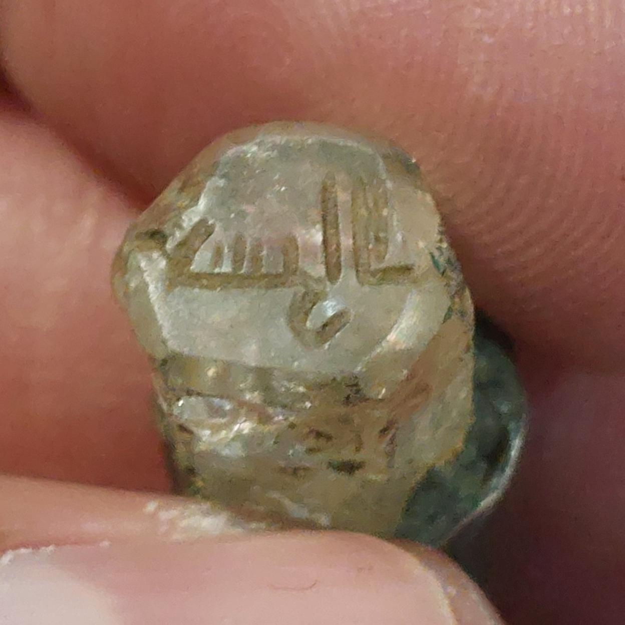 مهر کهنه خط کوفی روی سنگ ارزشمند پایه نقره