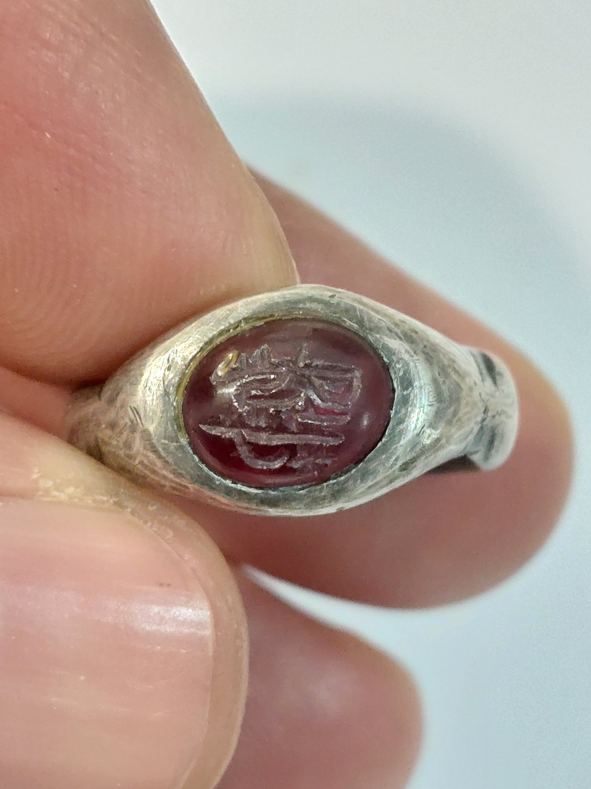 مهر و نشان یاقوت قدیمی با خط کوفی روی رکاب نقره