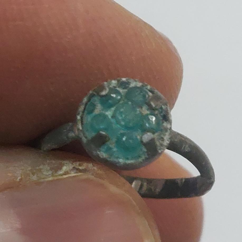 انگشتر قدیمی با نگین دست ساز به شکل گل