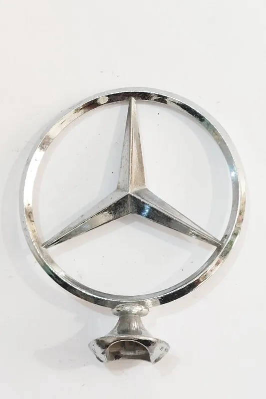 آرم فلزی جلوی مرسدس بنز