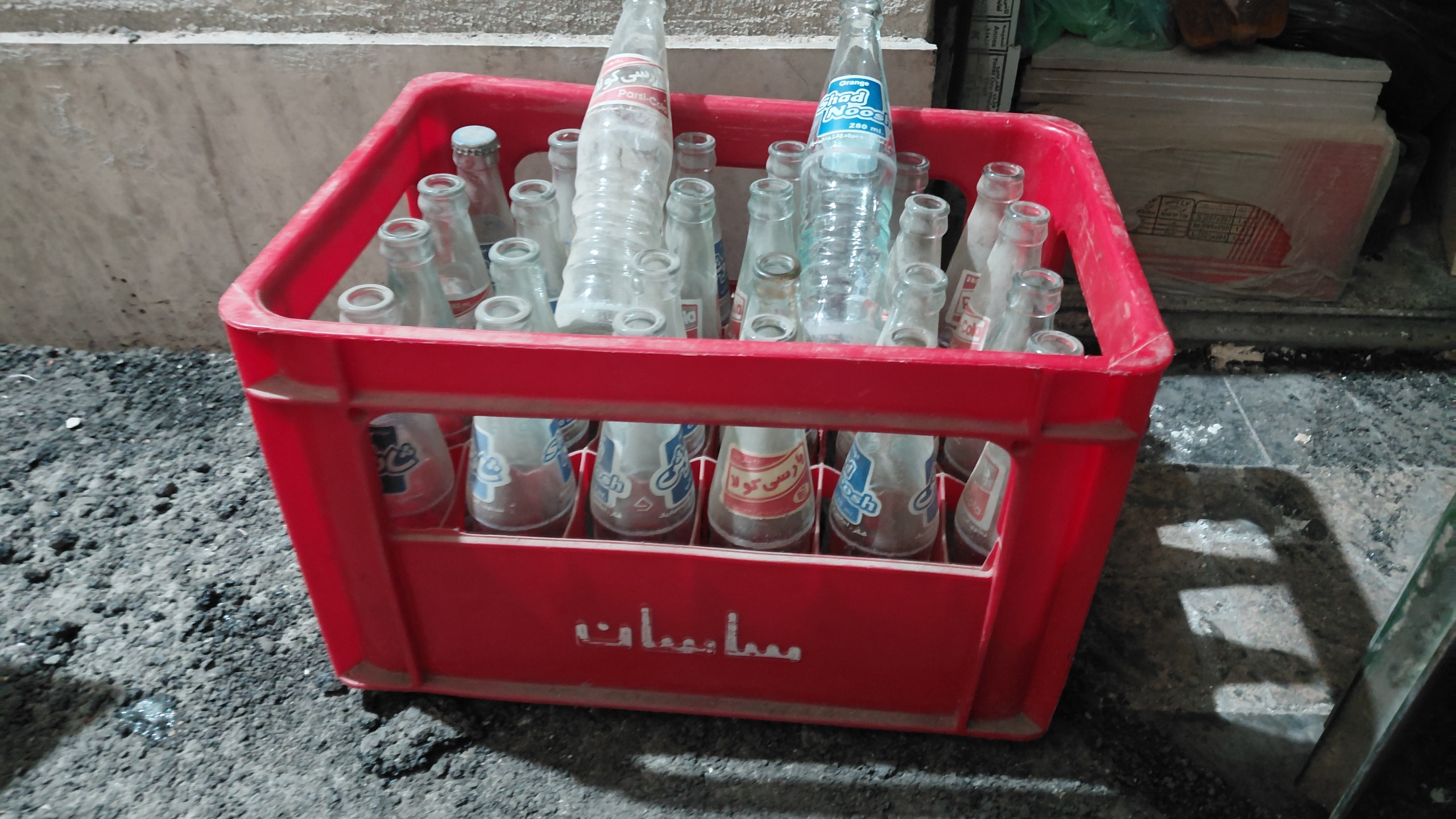جعبه نوشابه بهمراه شیشه