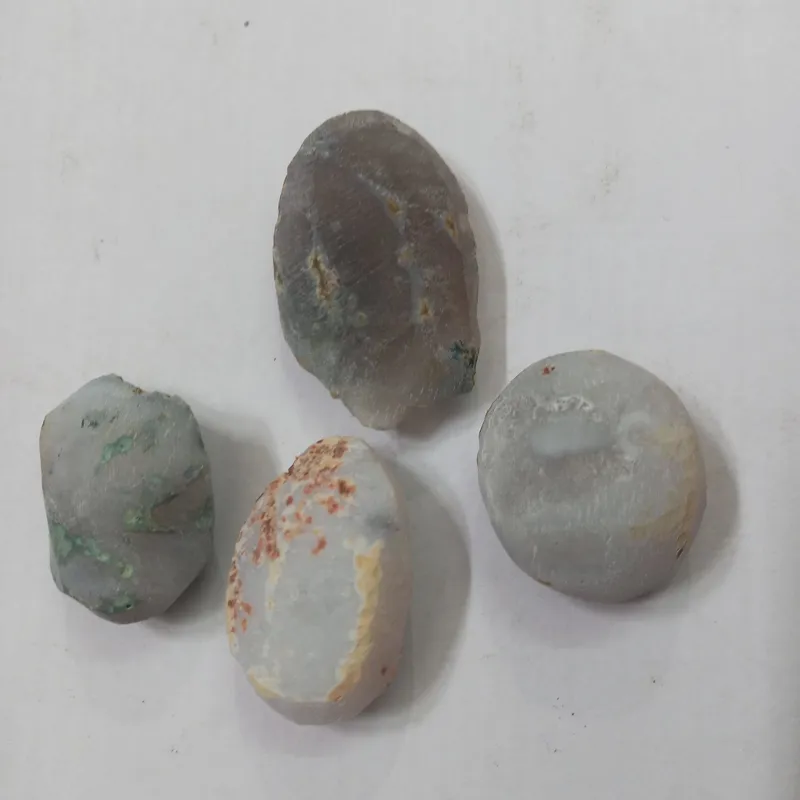 قلوه سنگ عقیق بی رنگ