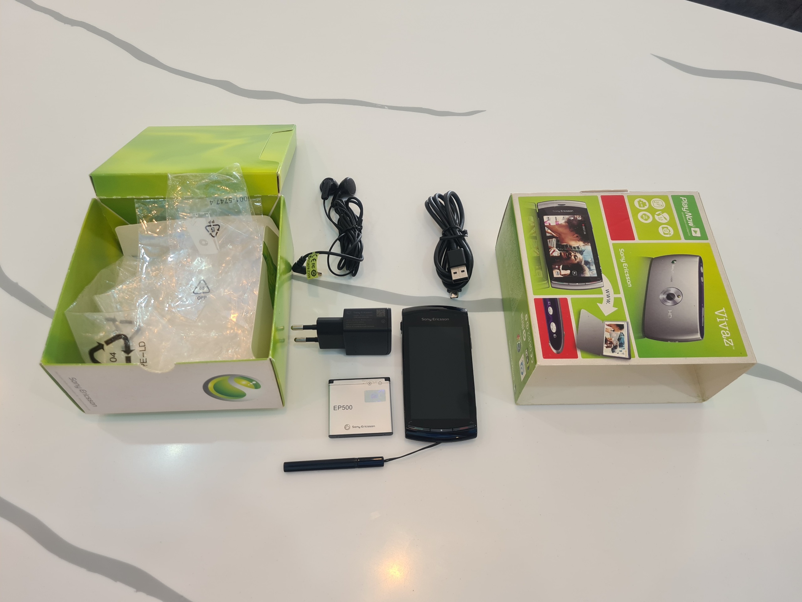 سونی اریکسون u5i یا ویواز استثنائی با همه متعلقات