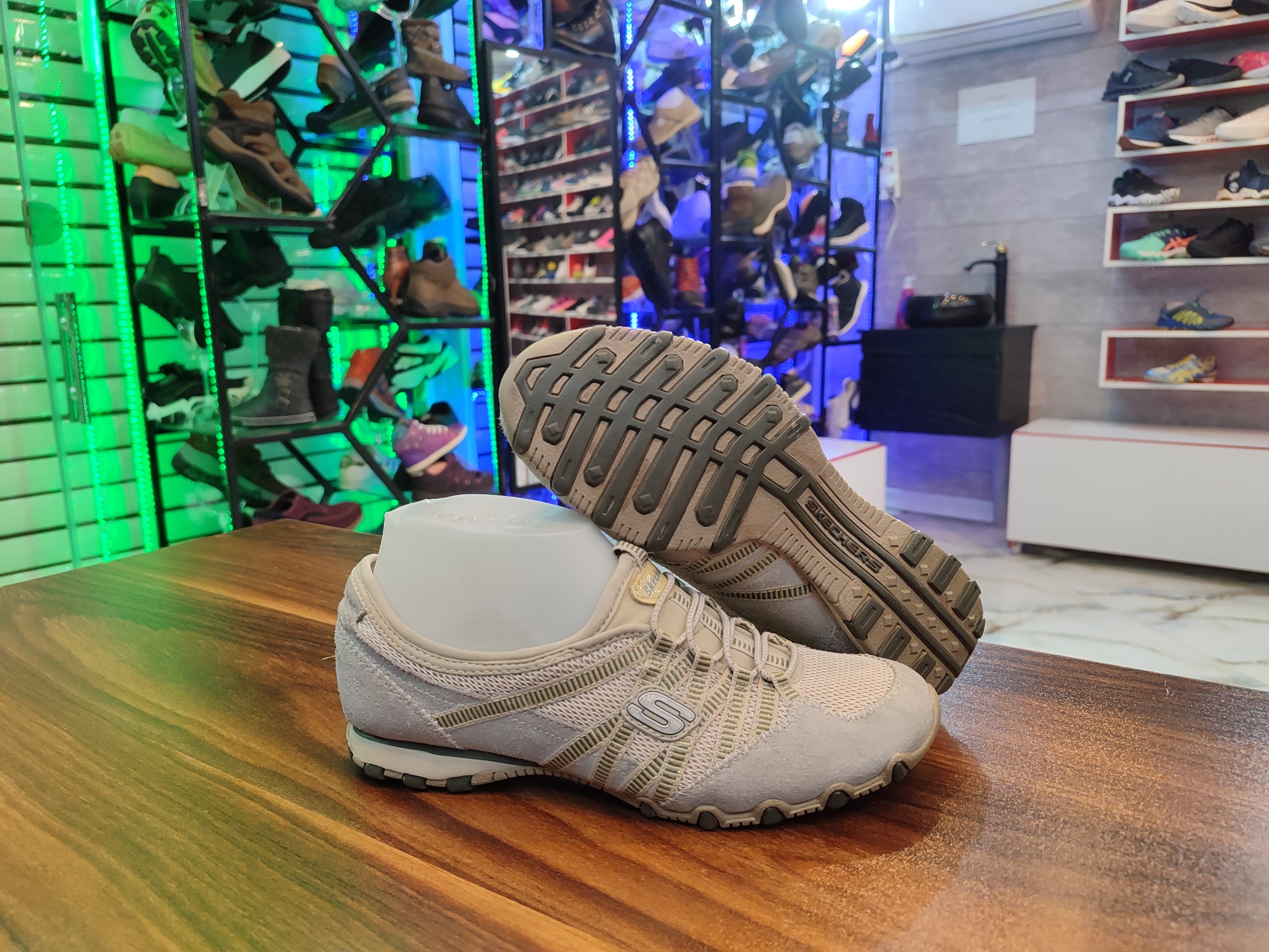 کالج اورجینال اسکیچرز