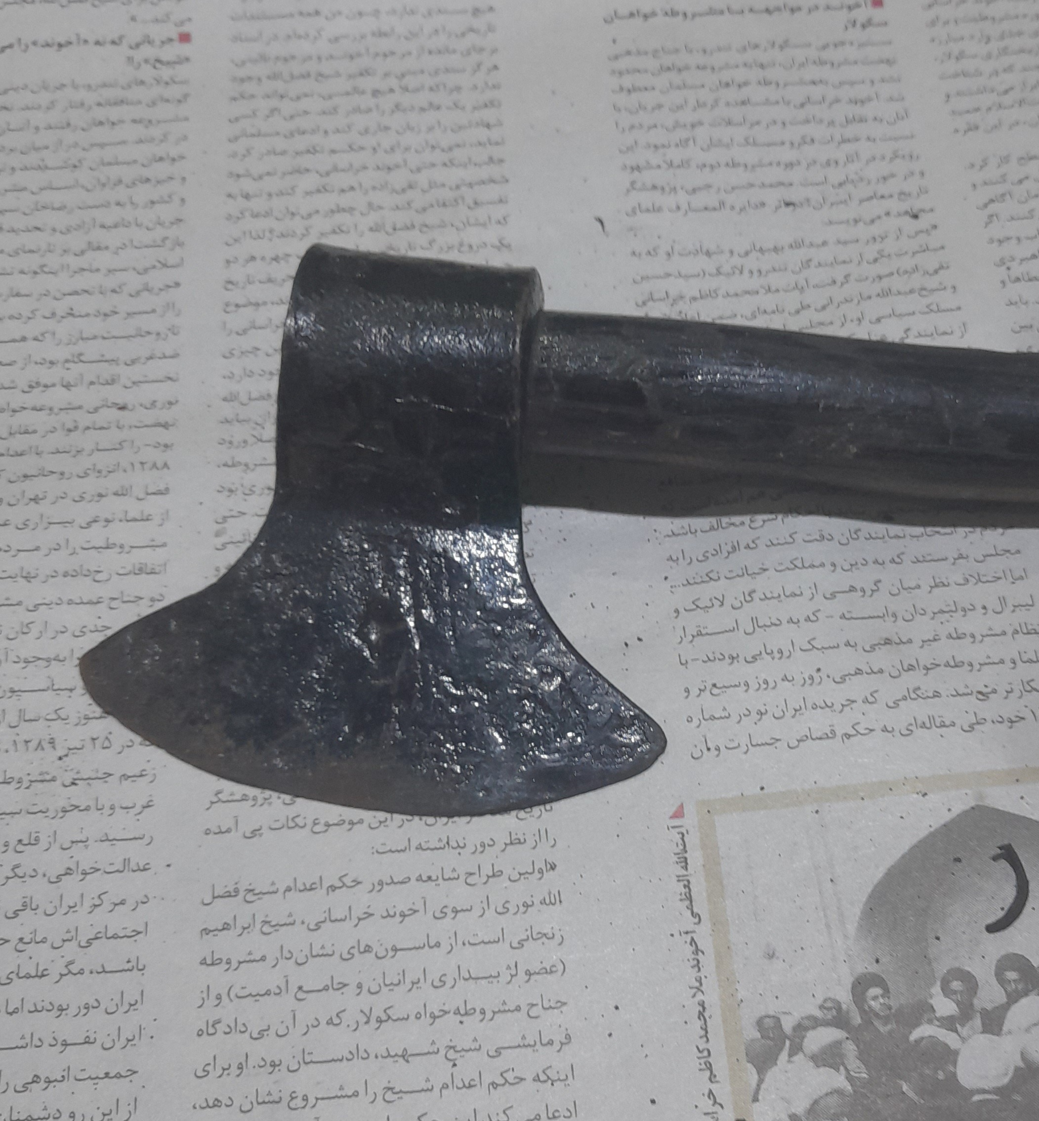 یک عدد تبر دستساز کوچیک فولادی