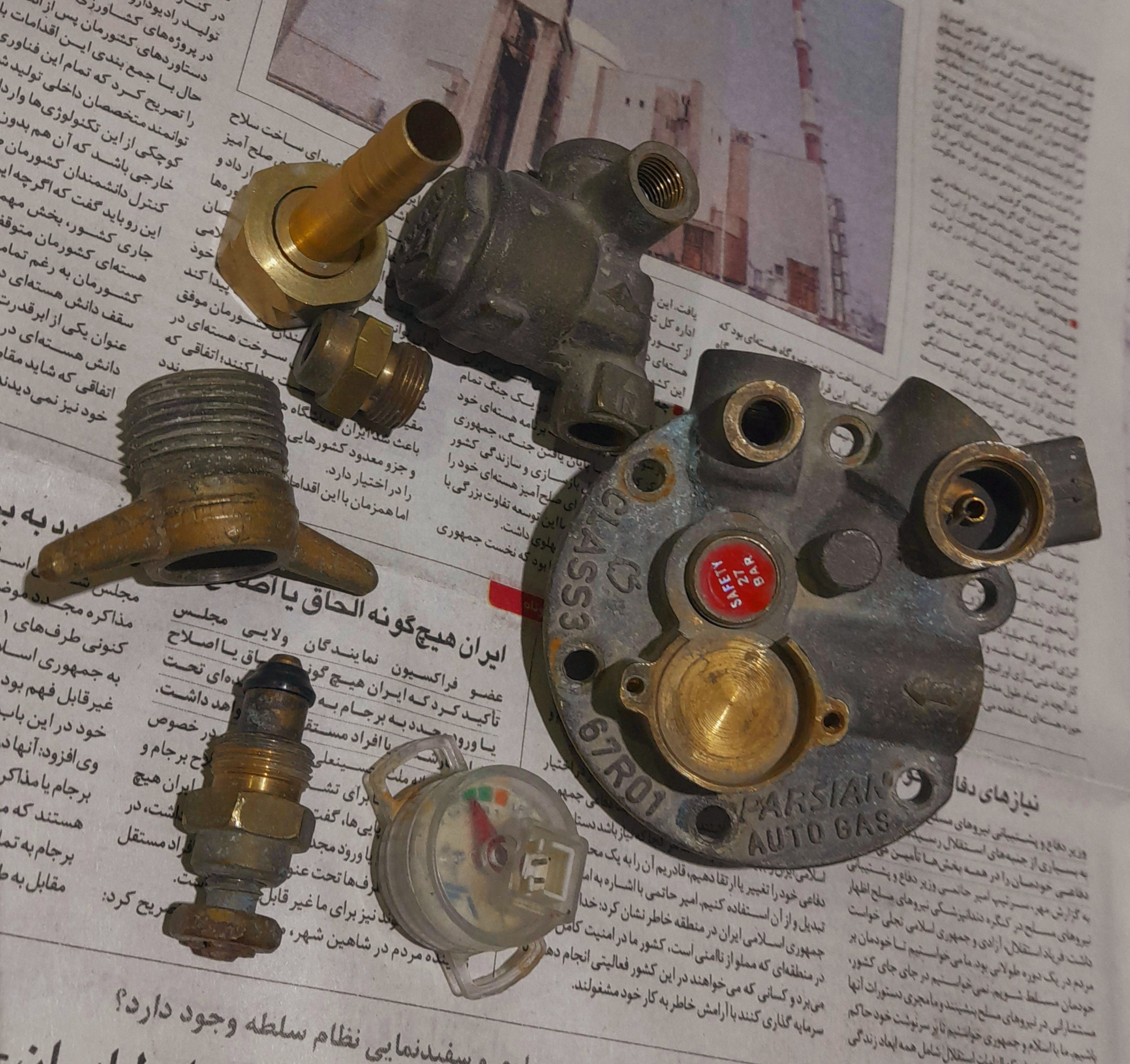 چند تیکه قطعات برنجی گاز خودرو