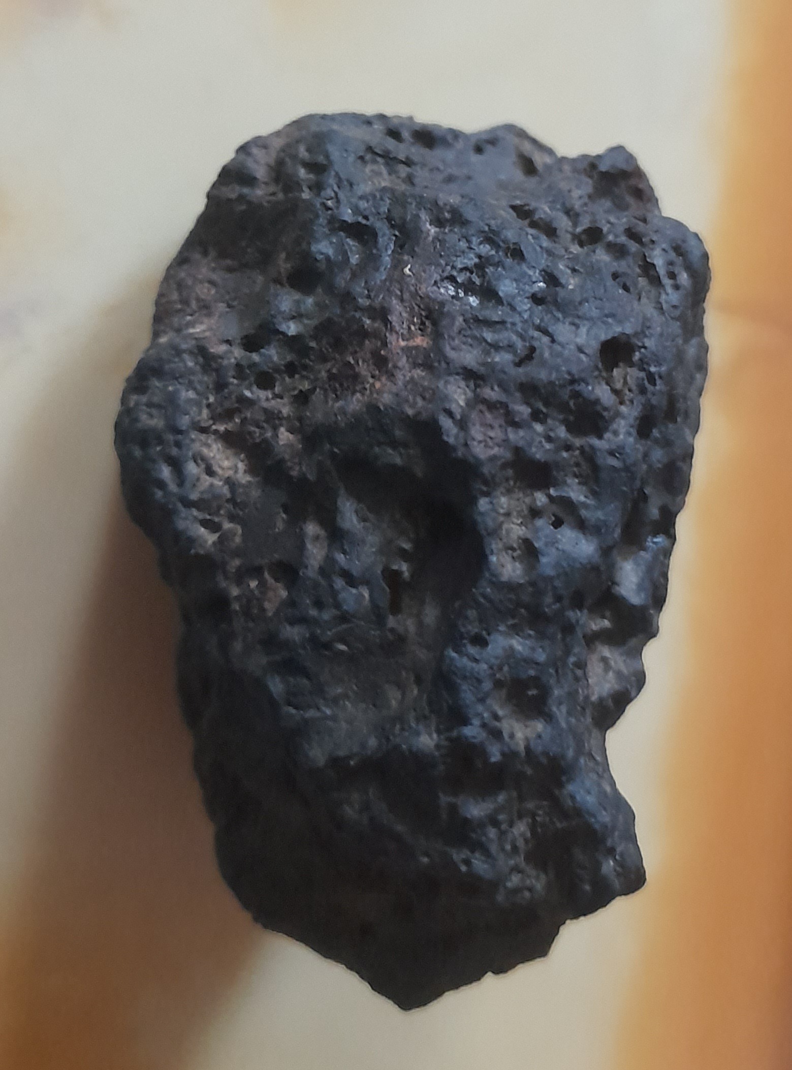 سنگ مشکوک به شهاب سنگ وزن 80 گرم
