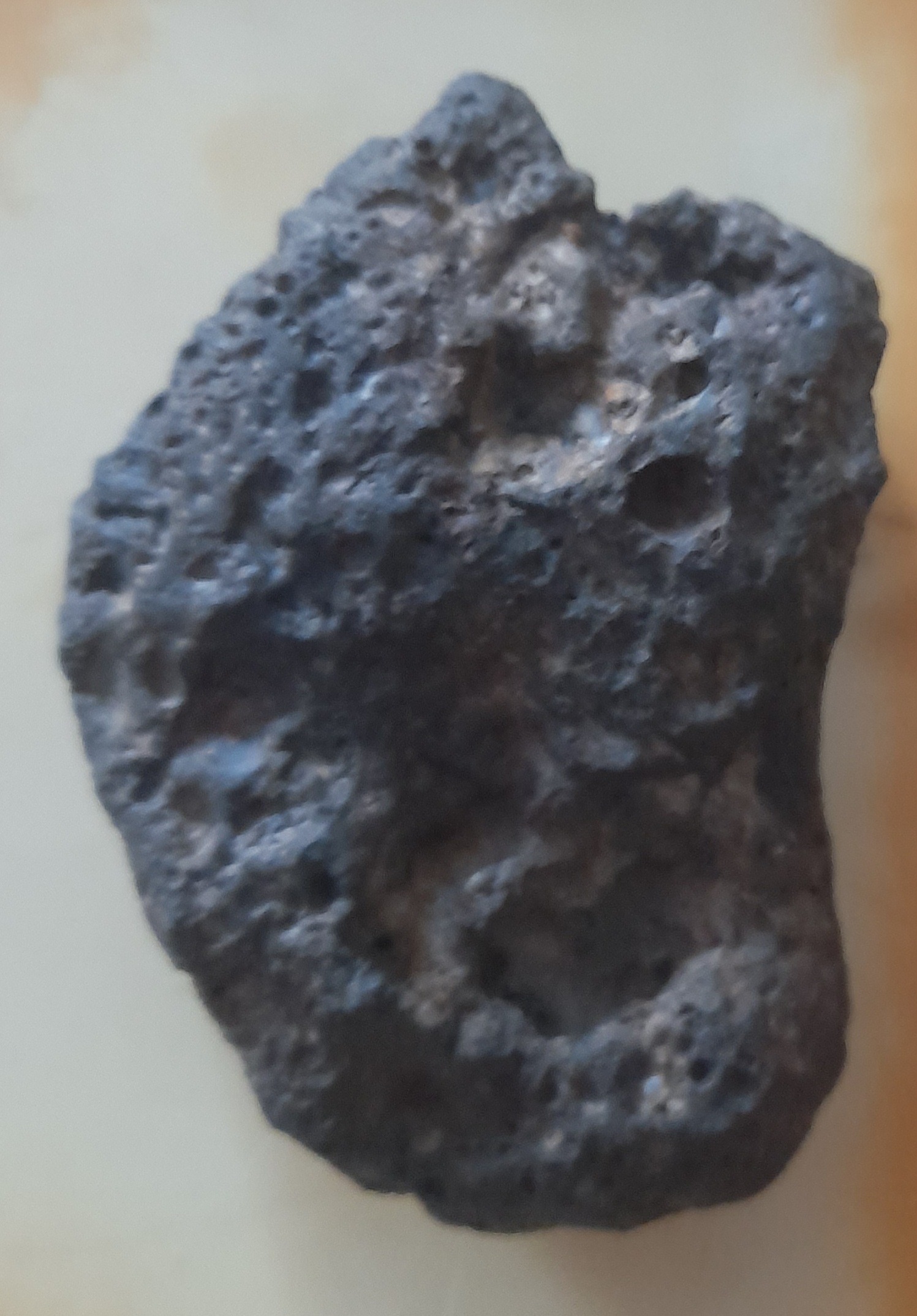 سنگ مشکوک به شهاب سنگ وزن 56 گرم