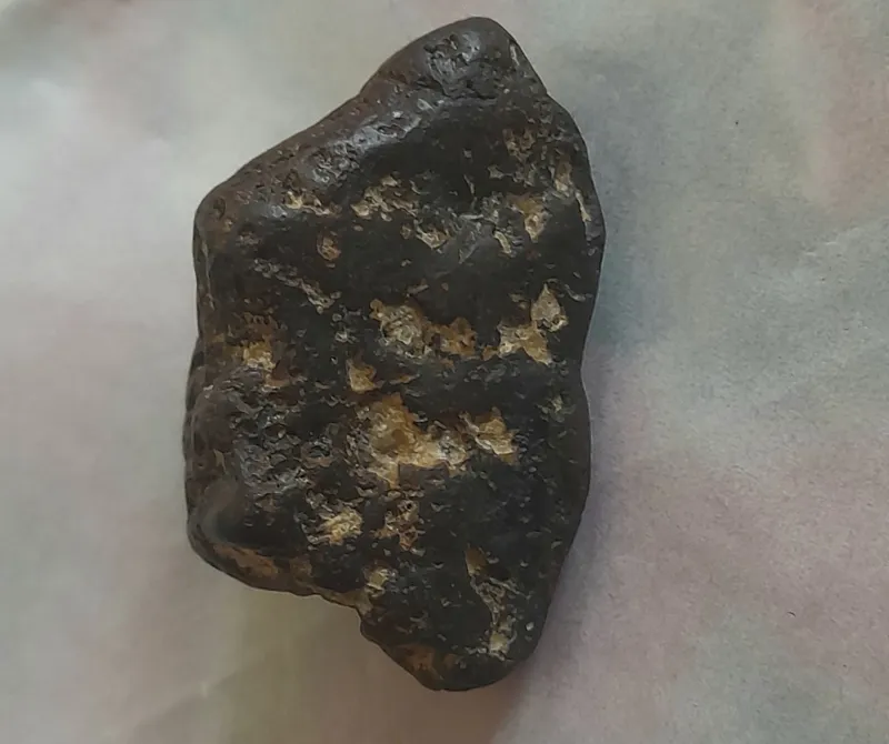 سنگ مشکوک به شهاب سنگ با جذب اهنربا