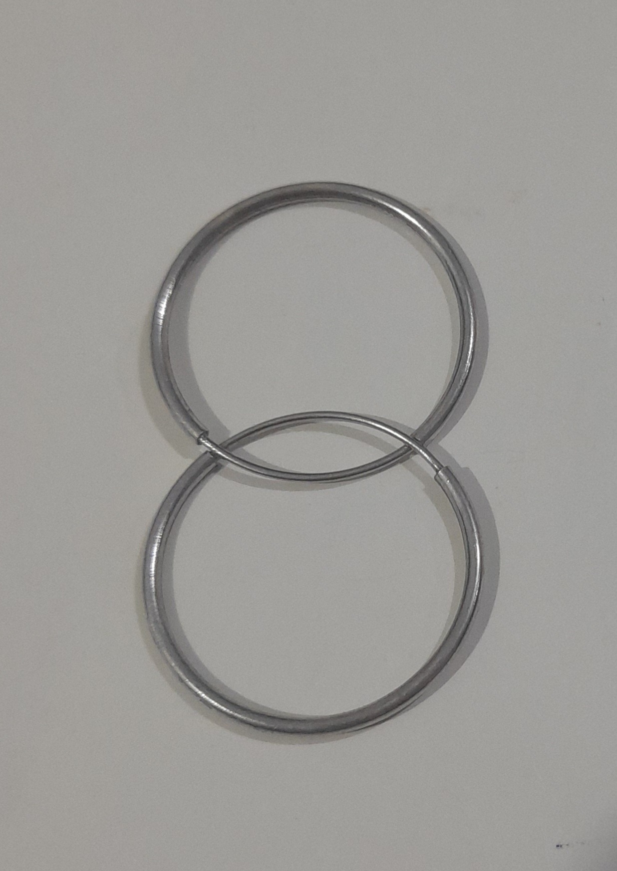 یک جفت گوشواره نقره حلقه ای بزرگ