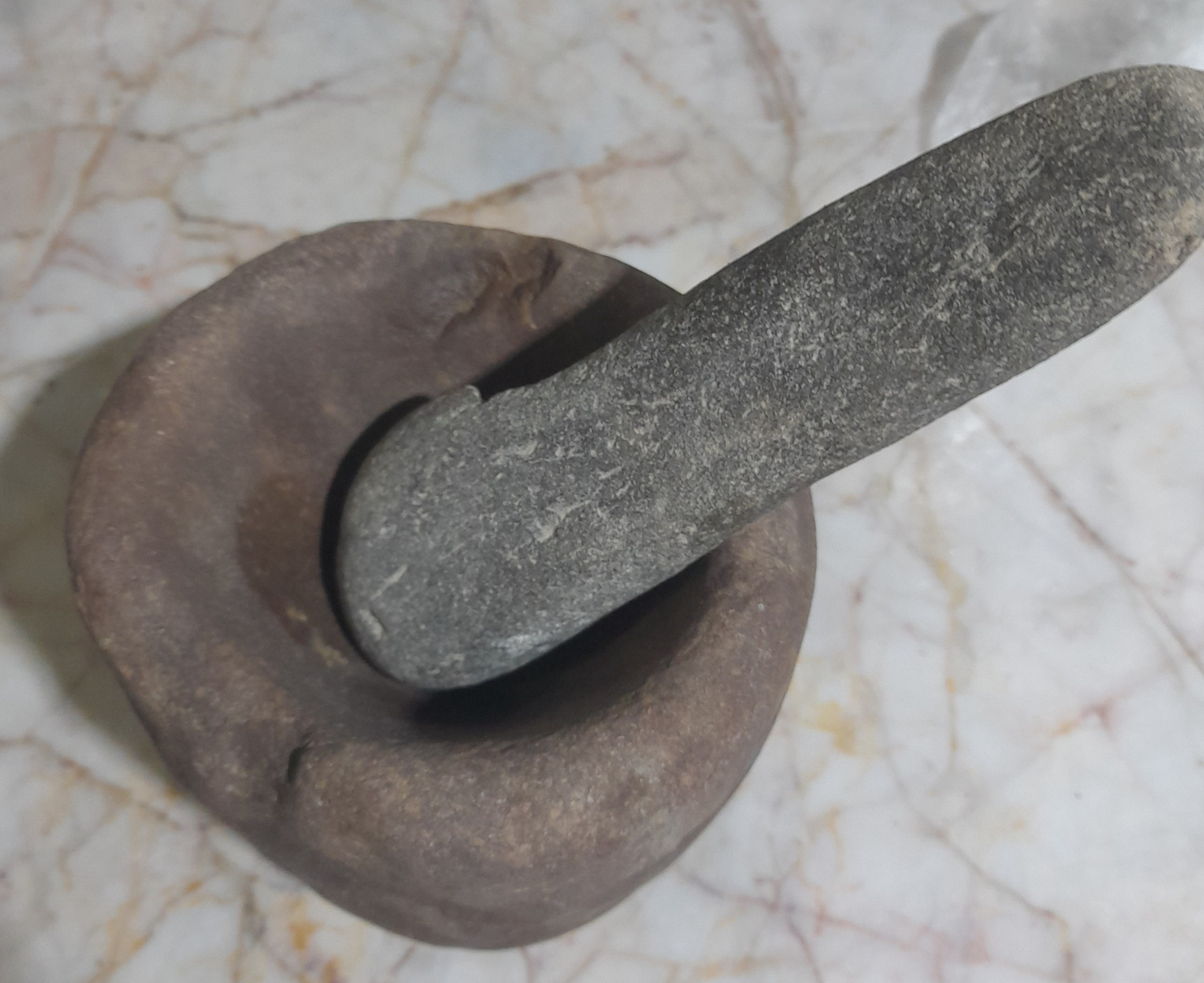 یک هاونگ سنگی خیلی قدیمی توضیحات دارد