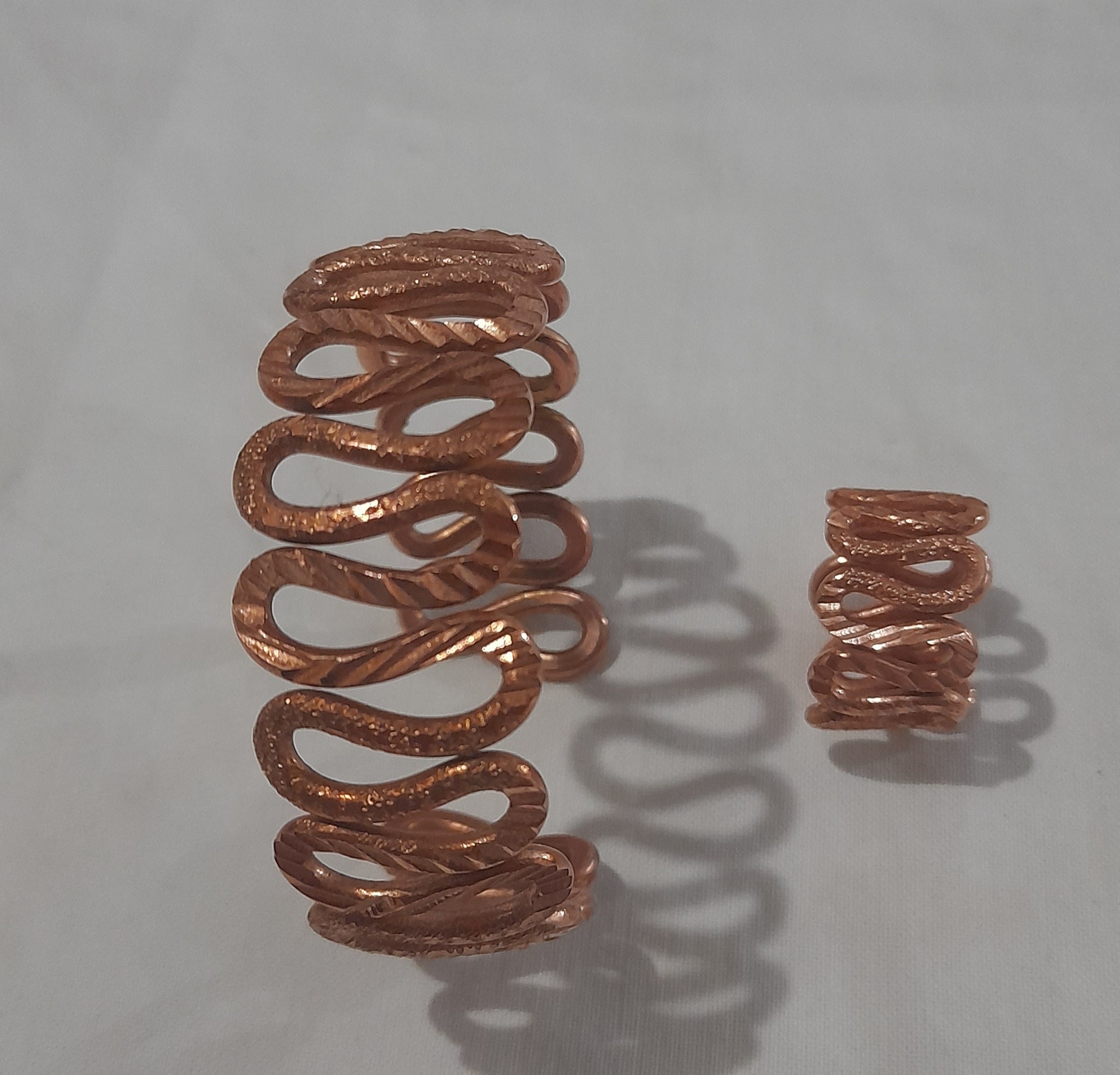 یک عدد دستبند وانگشتر مسی زنانه