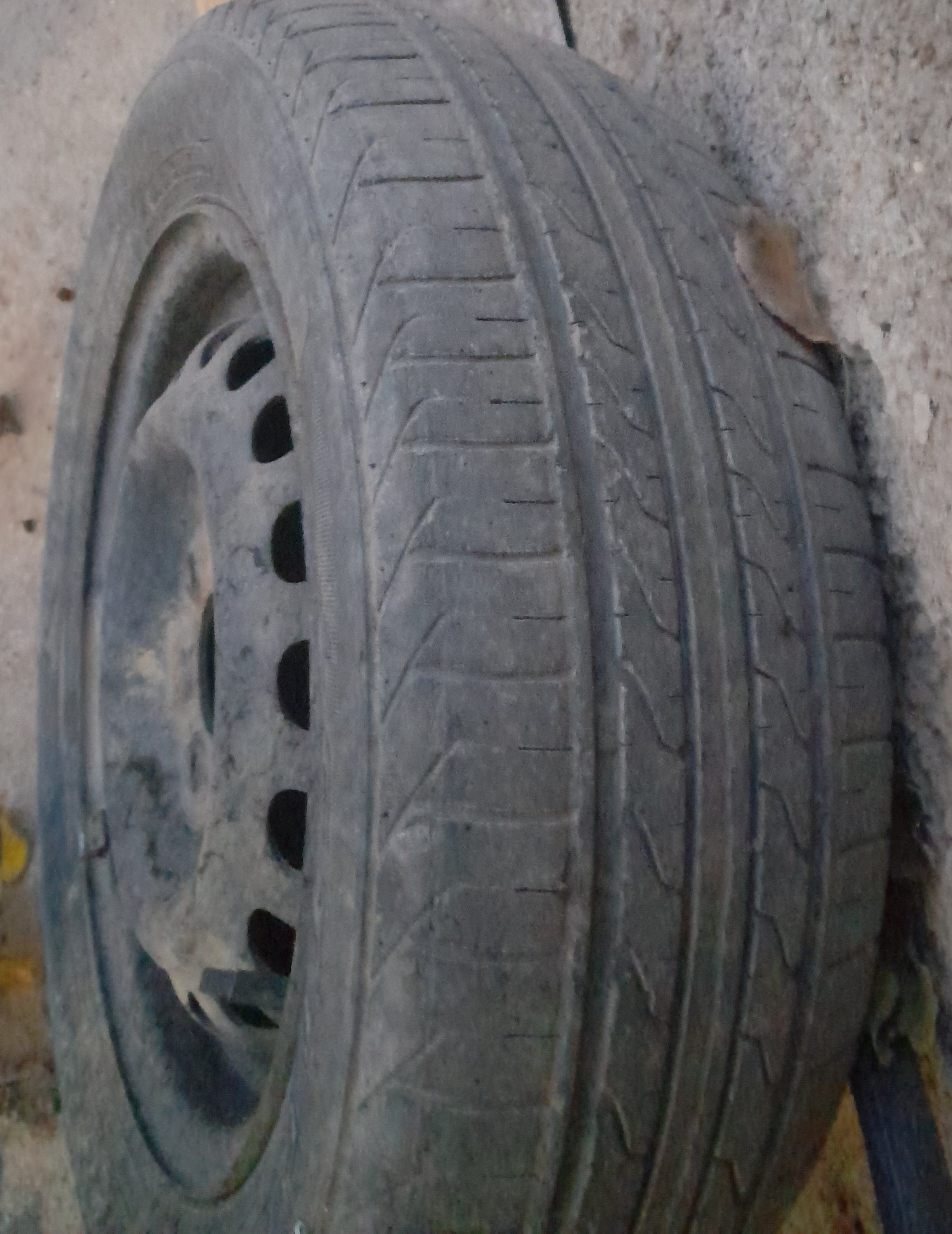 1 عدد لاستیک خارجی 165 پراید بهمراه رینگ