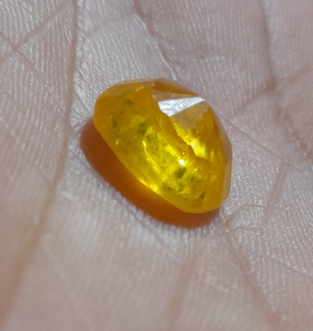 سنگ نگینی یاقوت زرد