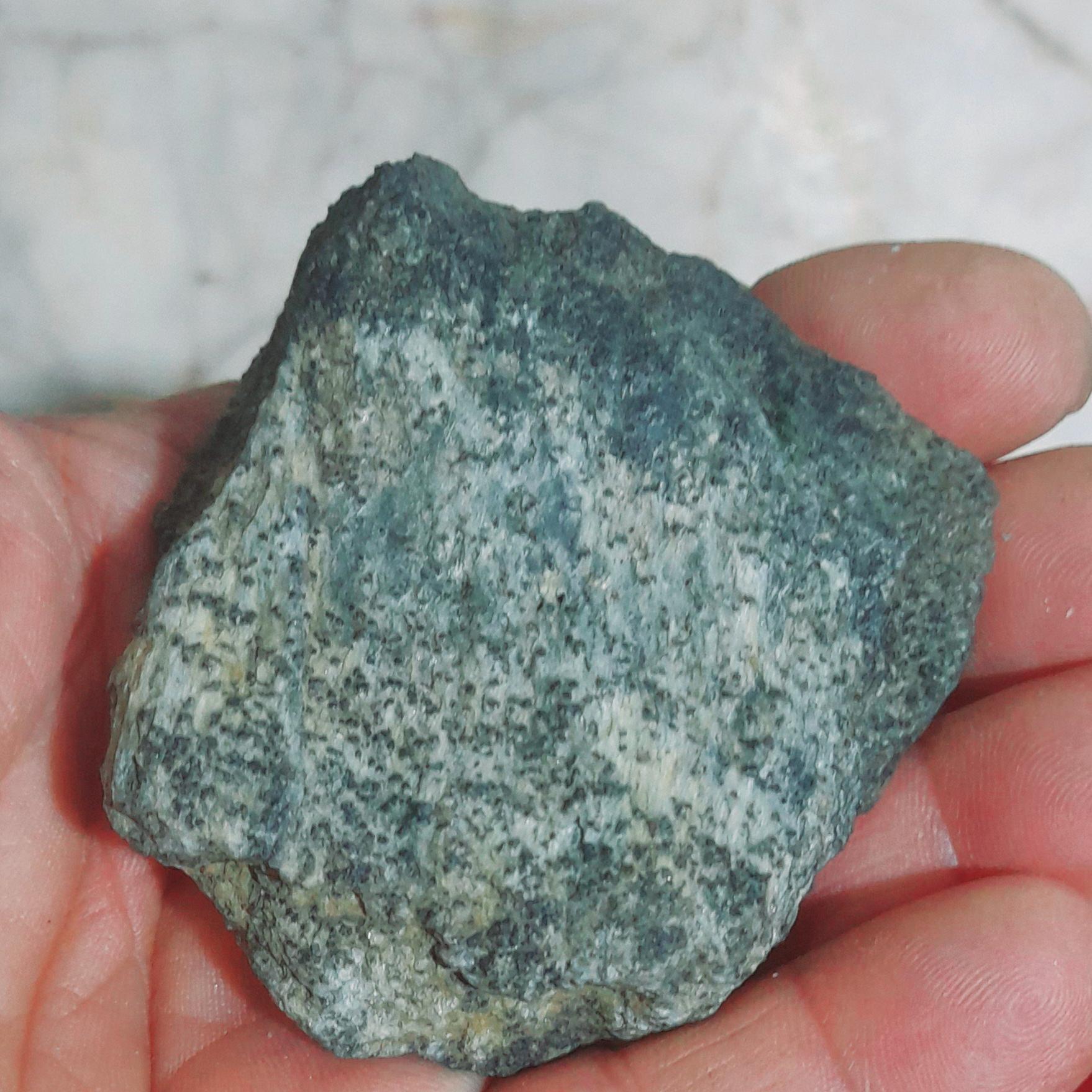 سنگ کلکسیونی شیست ابی با جذب اهنربا