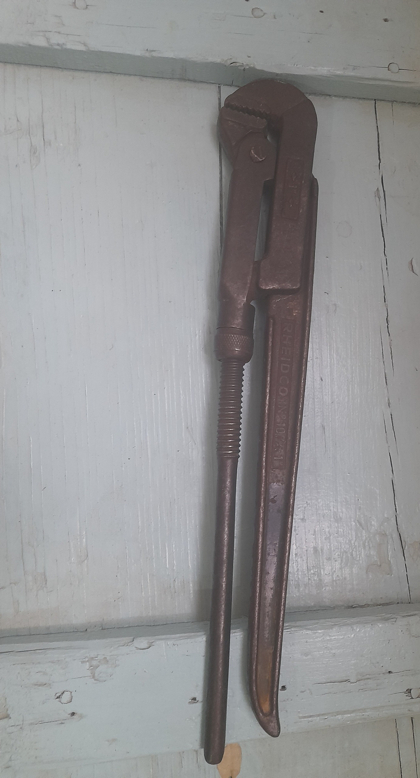 یک عدد اچار شلاقی قدیمی و سیاه