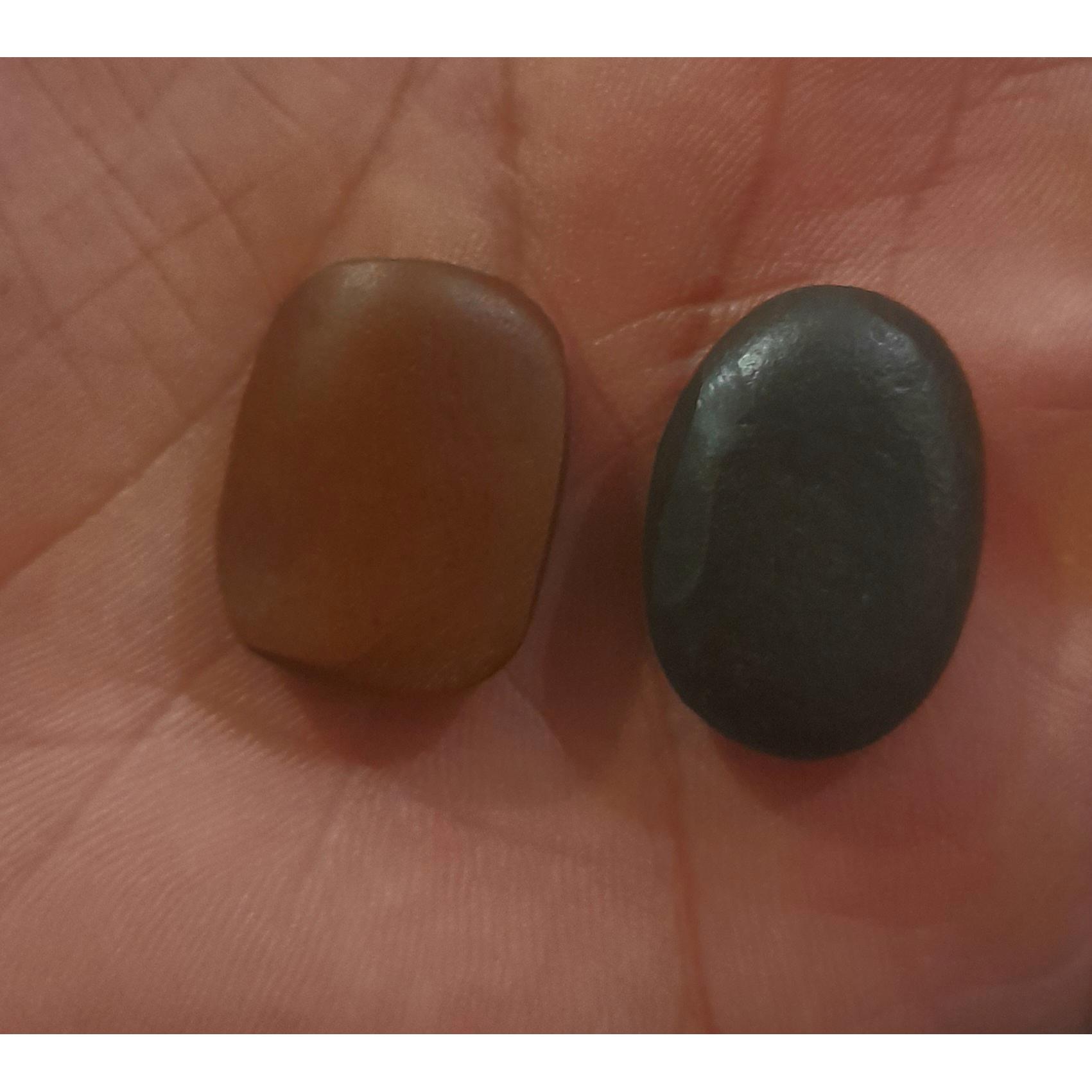 دوتا سنگ سیاه و قهوه ای هبهاب