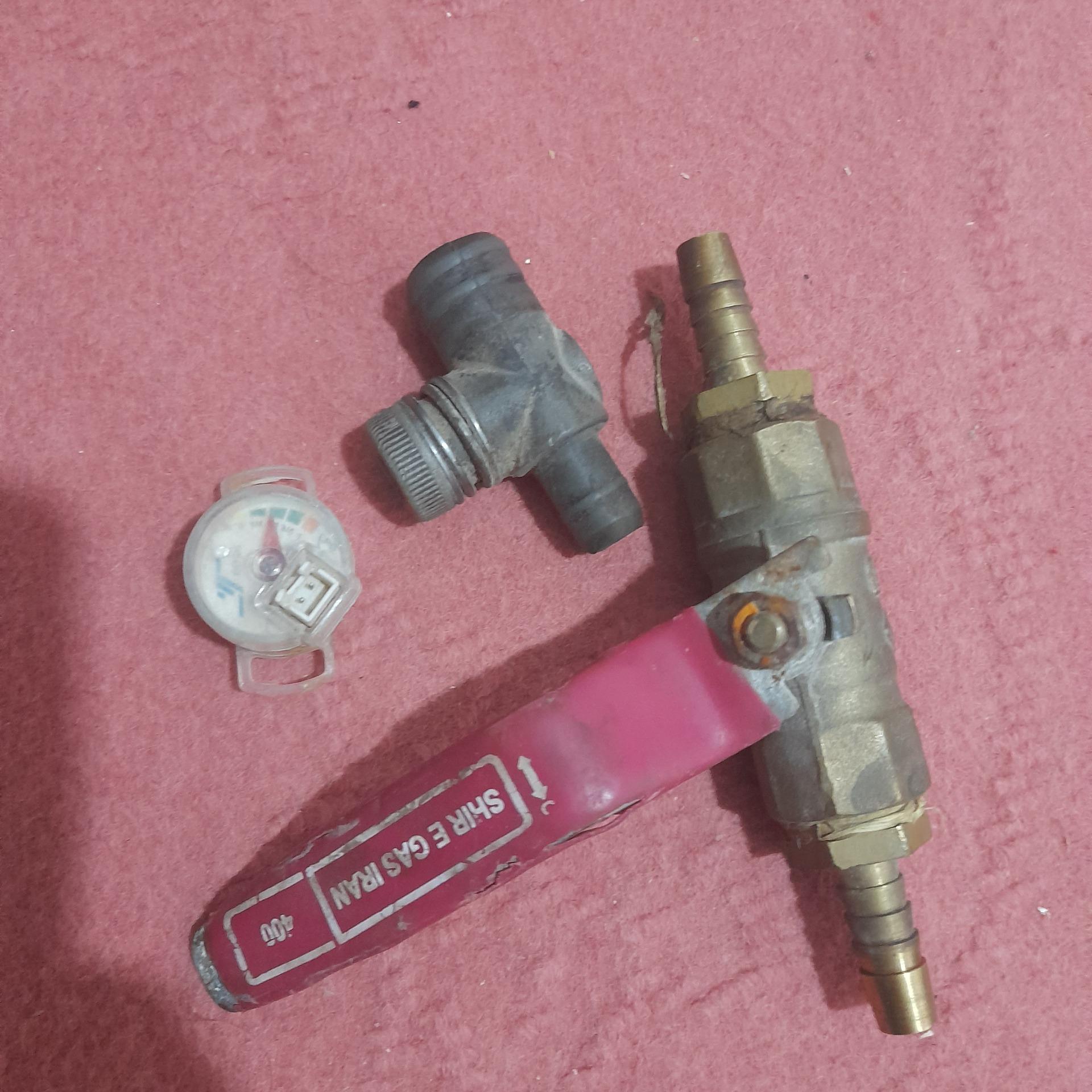 سه قلم لوازم مربوط به گاز خودرو