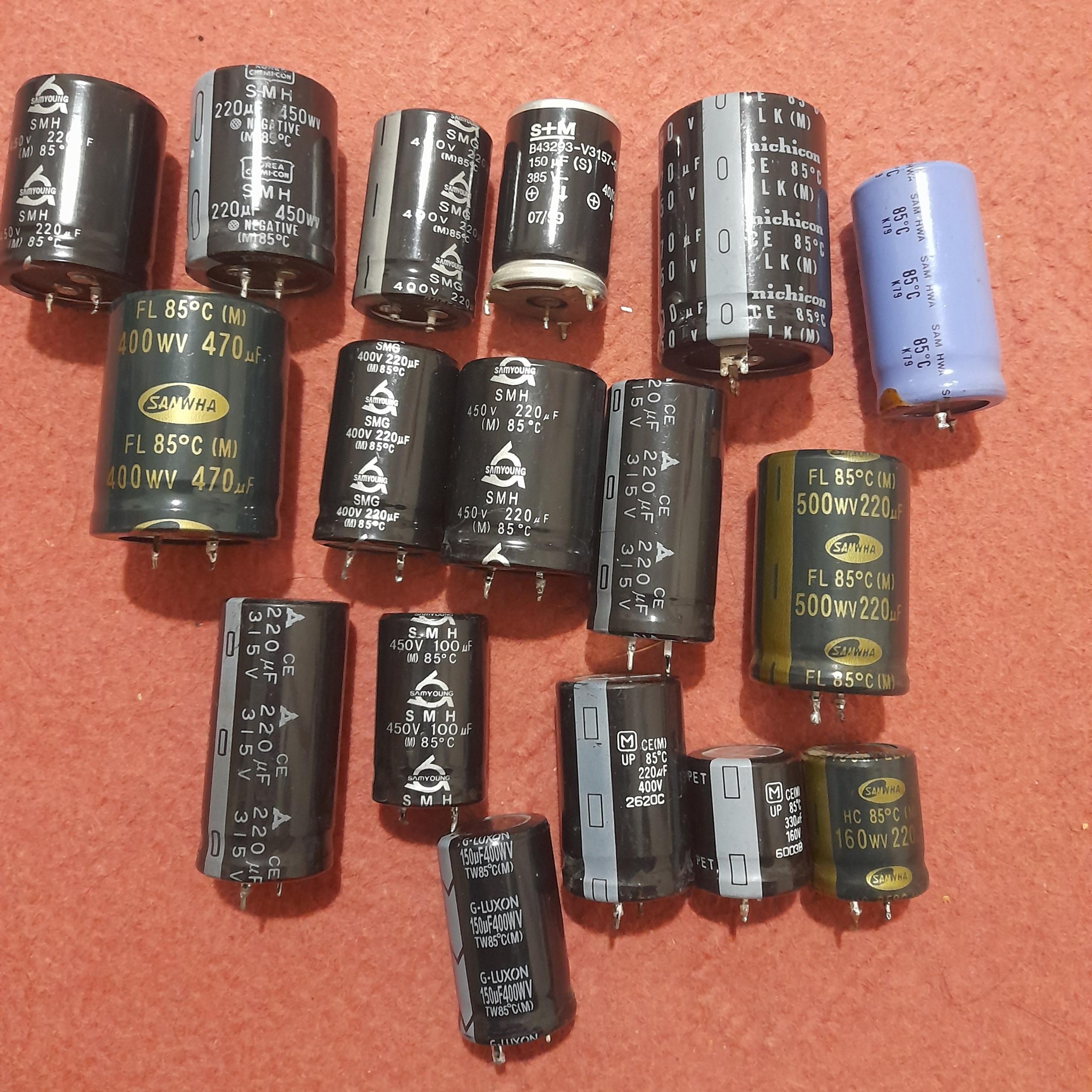 تعدادی خازن های بزرگ الکترونیک