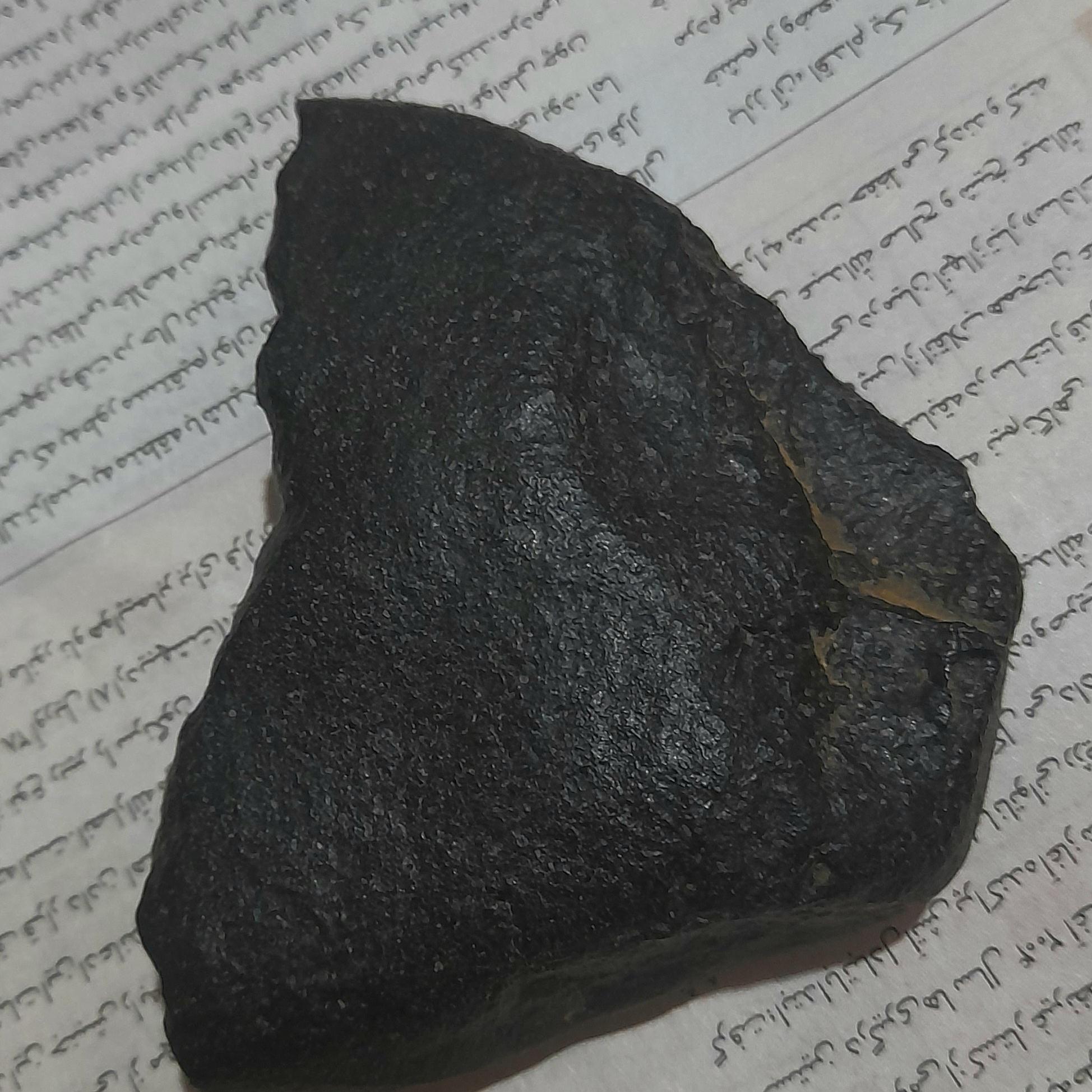یک سنگ راف طبیعی مشکی احتمالا جاسپر