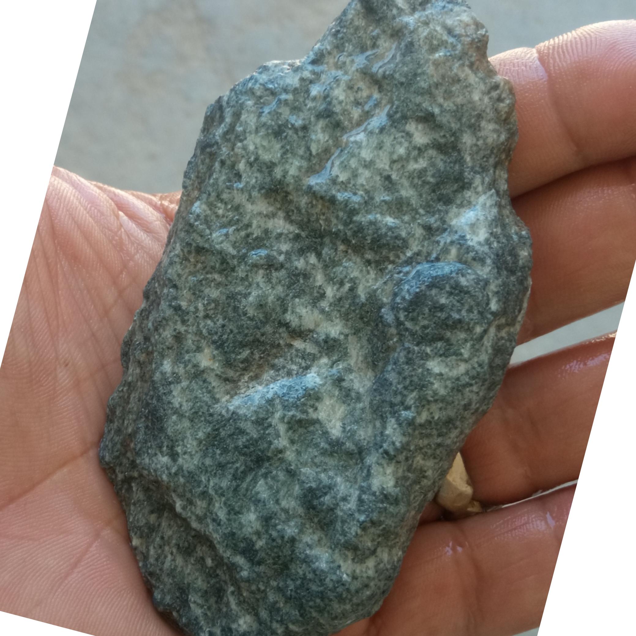 سنگ کلکسیونی قدیمی که جذب آهن ربا دارد