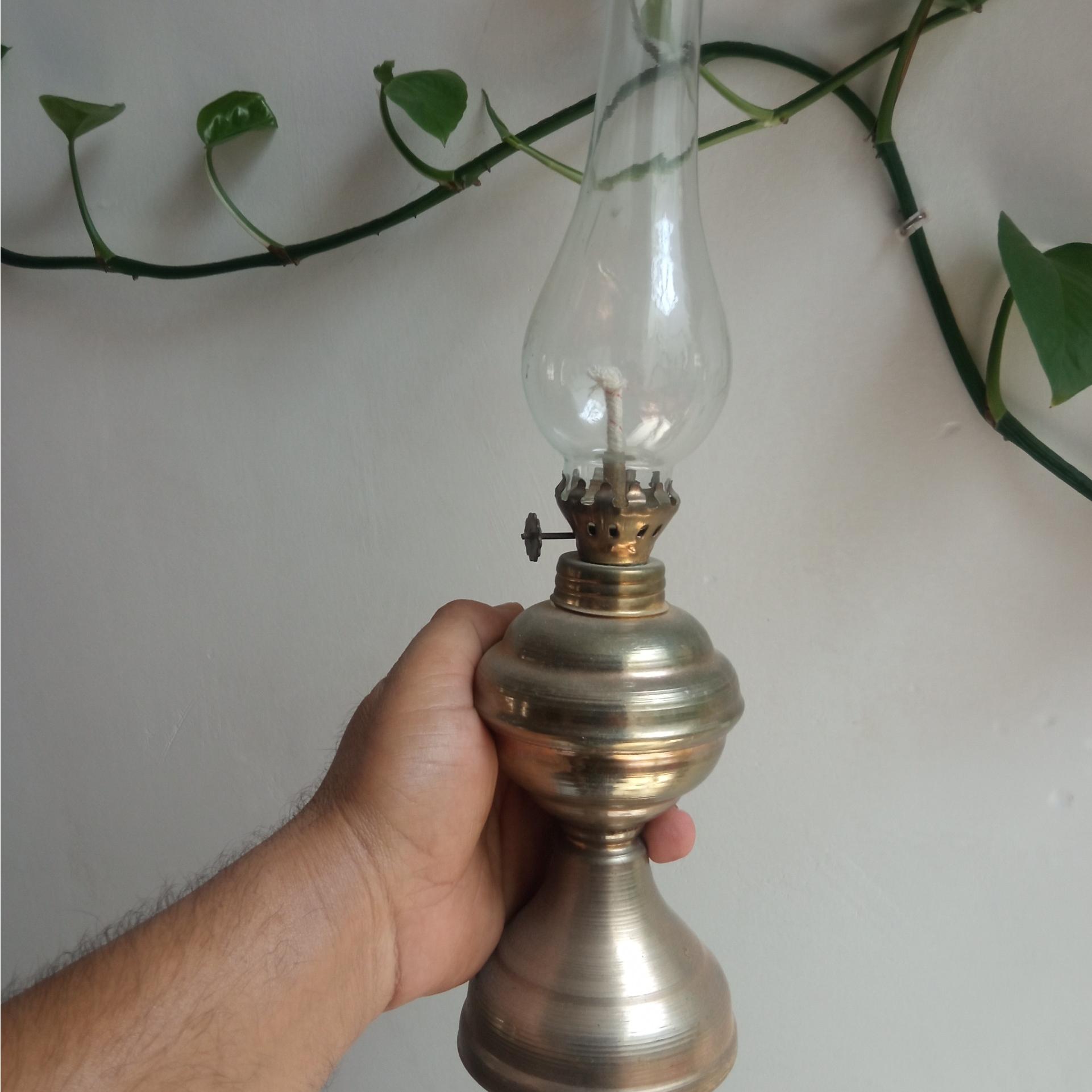 یک عدد چراغ روشنایی نفتی قدیمی گردسوز