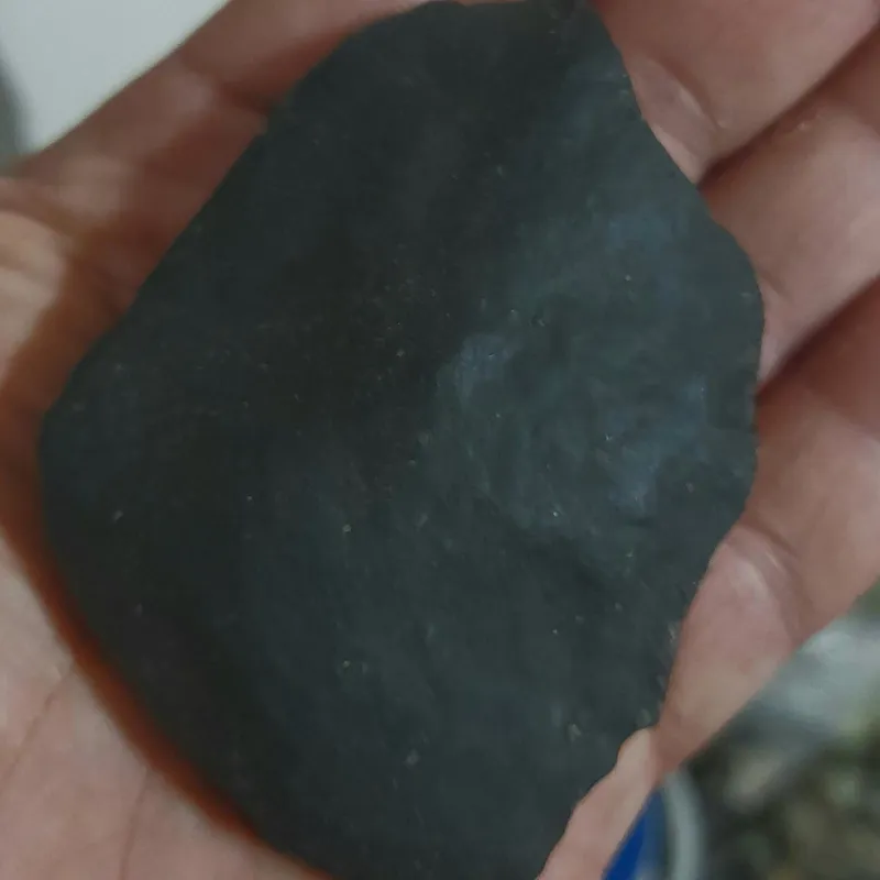 یک سنگ اندازه کف دست جاسپر مشکی