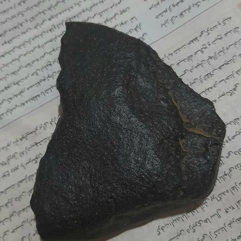 یک سنگ راف طبیعی مشکی احتمالا جاسپر