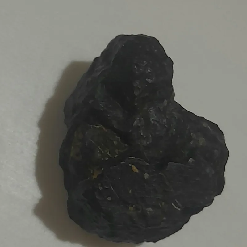 سنگ سیاه قدیمی با جذب اهنربا نیمرخ ادم