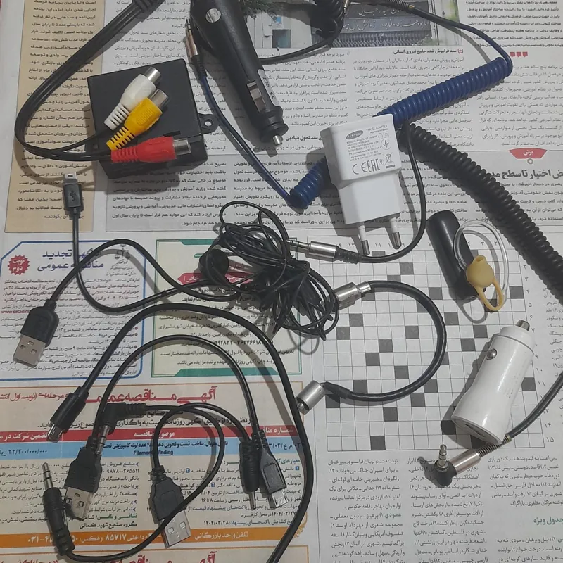 تعدادی سیم رابط و شارژر فندکی و غیره