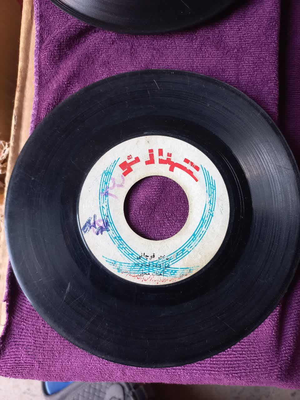 یک عدد صفحه گرام ایرانی